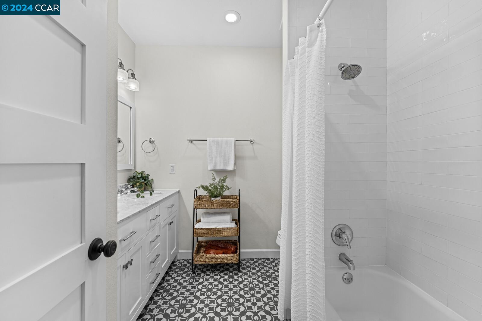Detail Gallery Image 21 of 35 For 871 43rd Street, Oakland,  CA 94608 - 3 Beds | 1 Baths