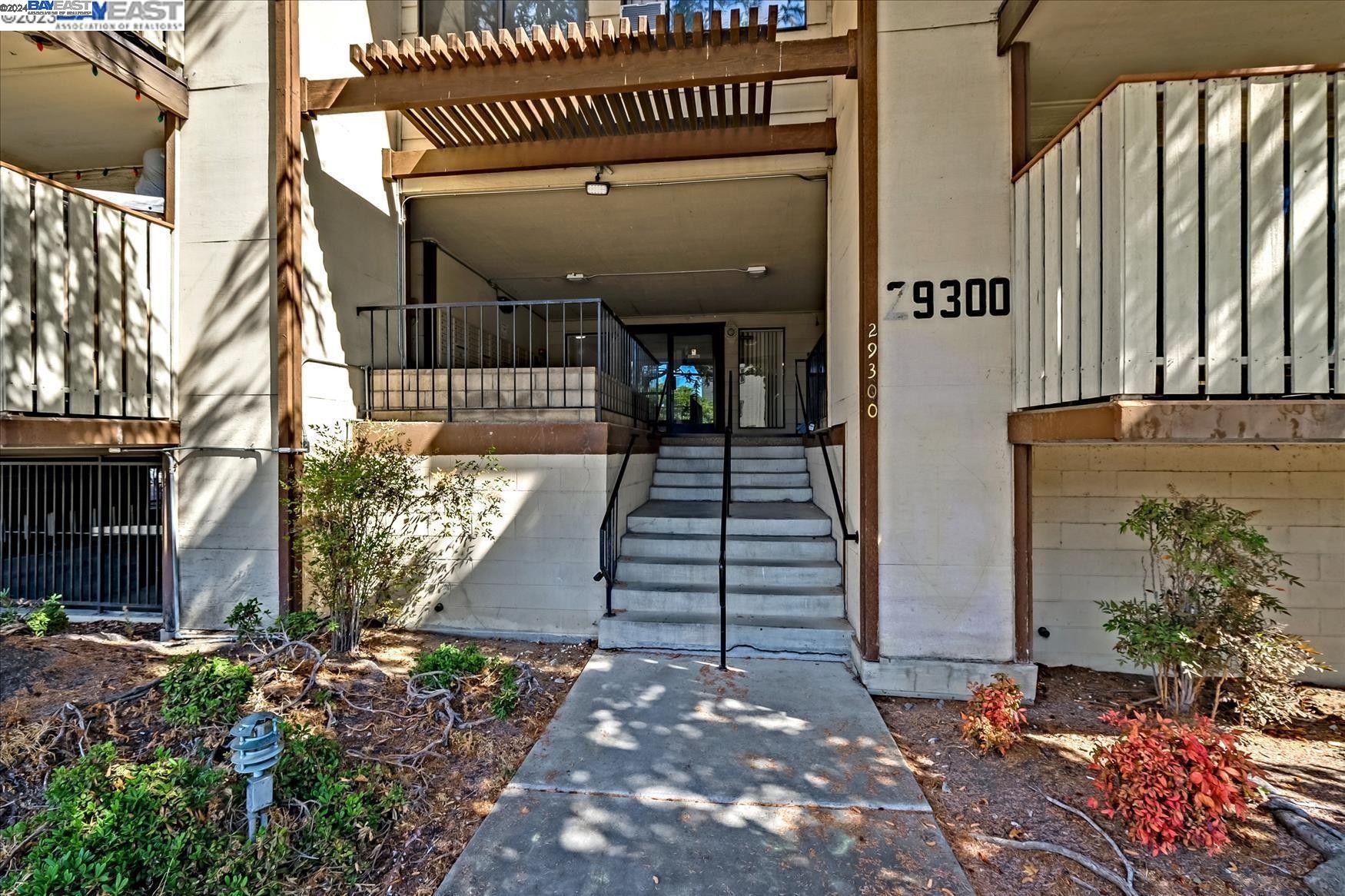 Detail Gallery Image 2 of 14 For 325 Valle Vista Ave #104,  Hayward,  CA 94544 - 2 Beds | 2 Baths