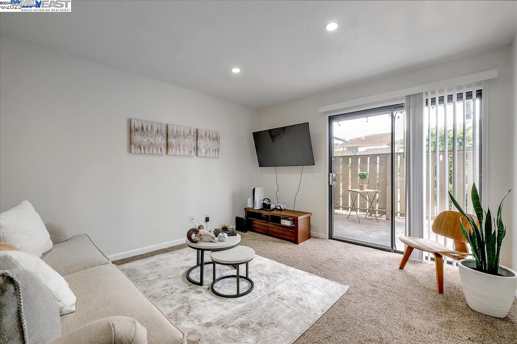 Detail Gallery Image 3 of 14 For 325 Valle Vista Ave #104,  Hayward,  CA 94544 - 2 Beds | 2 Baths