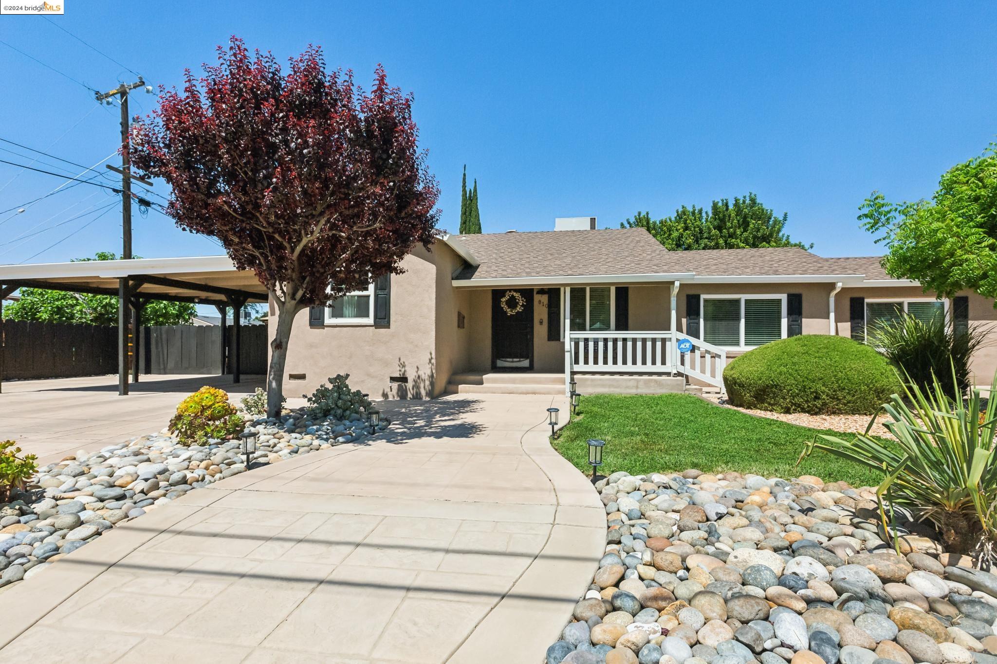 Detail Gallery Image 2 of 29 For 810 W J St, Los Banos,  CA 93635 - 3 Beds | 2 Baths
