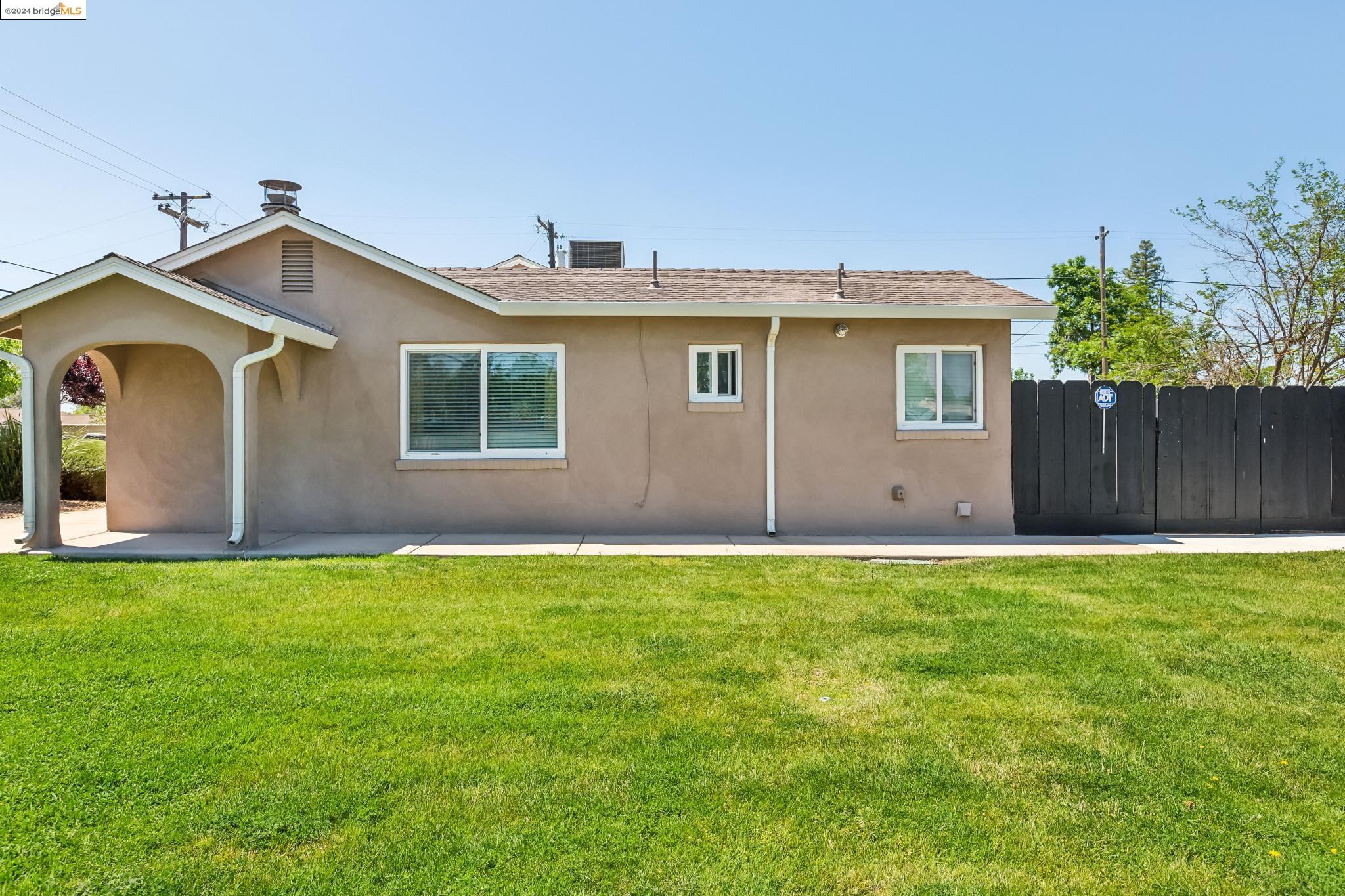 Detail Gallery Image 4 of 29 For 810 W J St, Los Banos,  CA 93635 - 3 Beds | 2 Baths