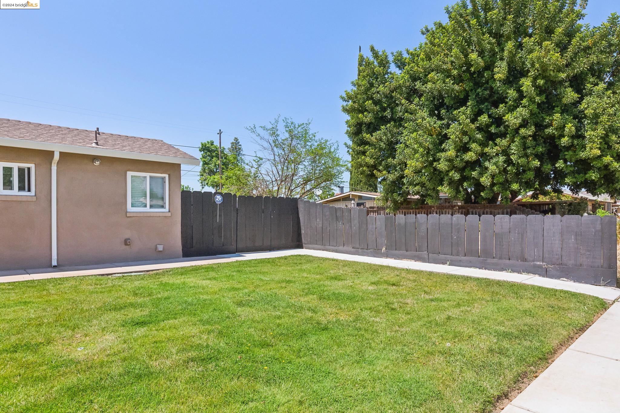 Detail Gallery Image 5 of 29 For 810 W J St, Los Banos,  CA 93635 - 3 Beds | 2 Baths