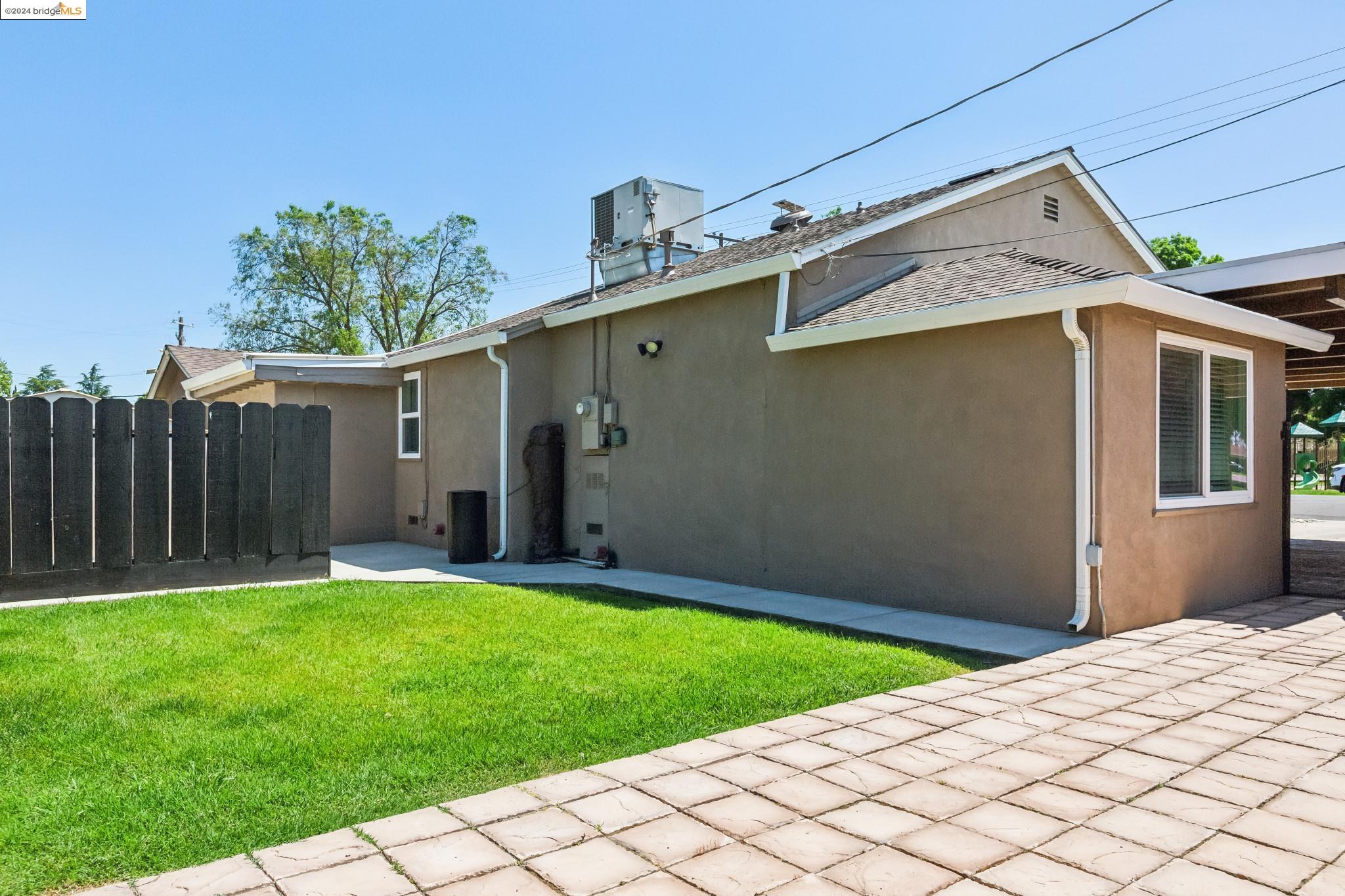 Detail Gallery Image 6 of 29 For 810 W J St, Los Banos,  CA 93635 - 3 Beds | 2 Baths