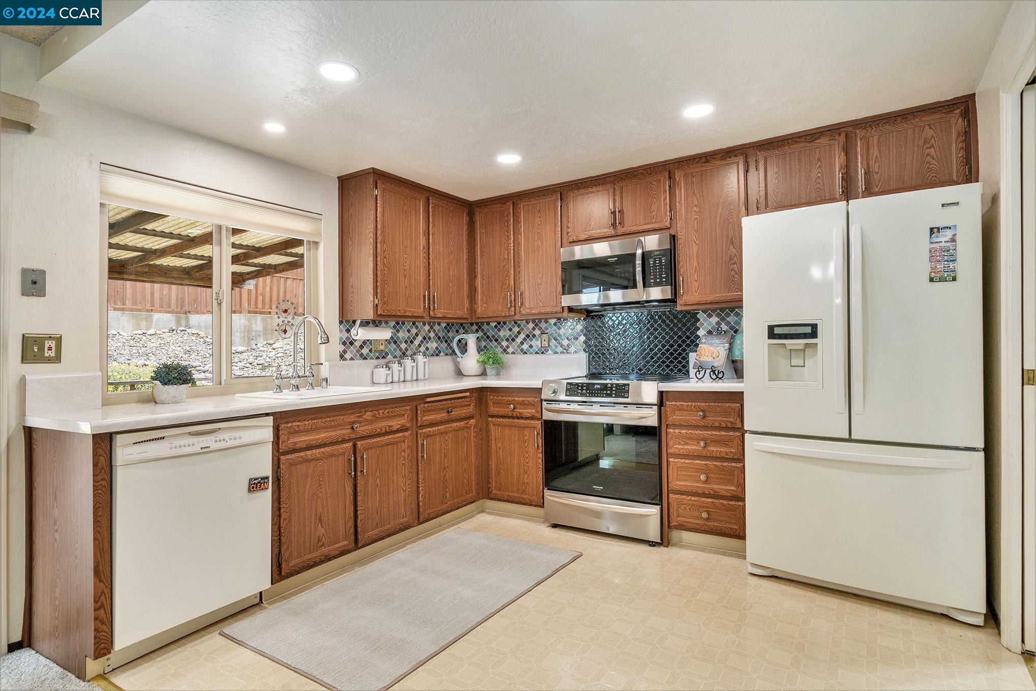 Detail Gallery Image 6 of 12 For 2513 Morello Heights Cir, Martinez,  CA 94553 - 4 Beds | 2 Baths
