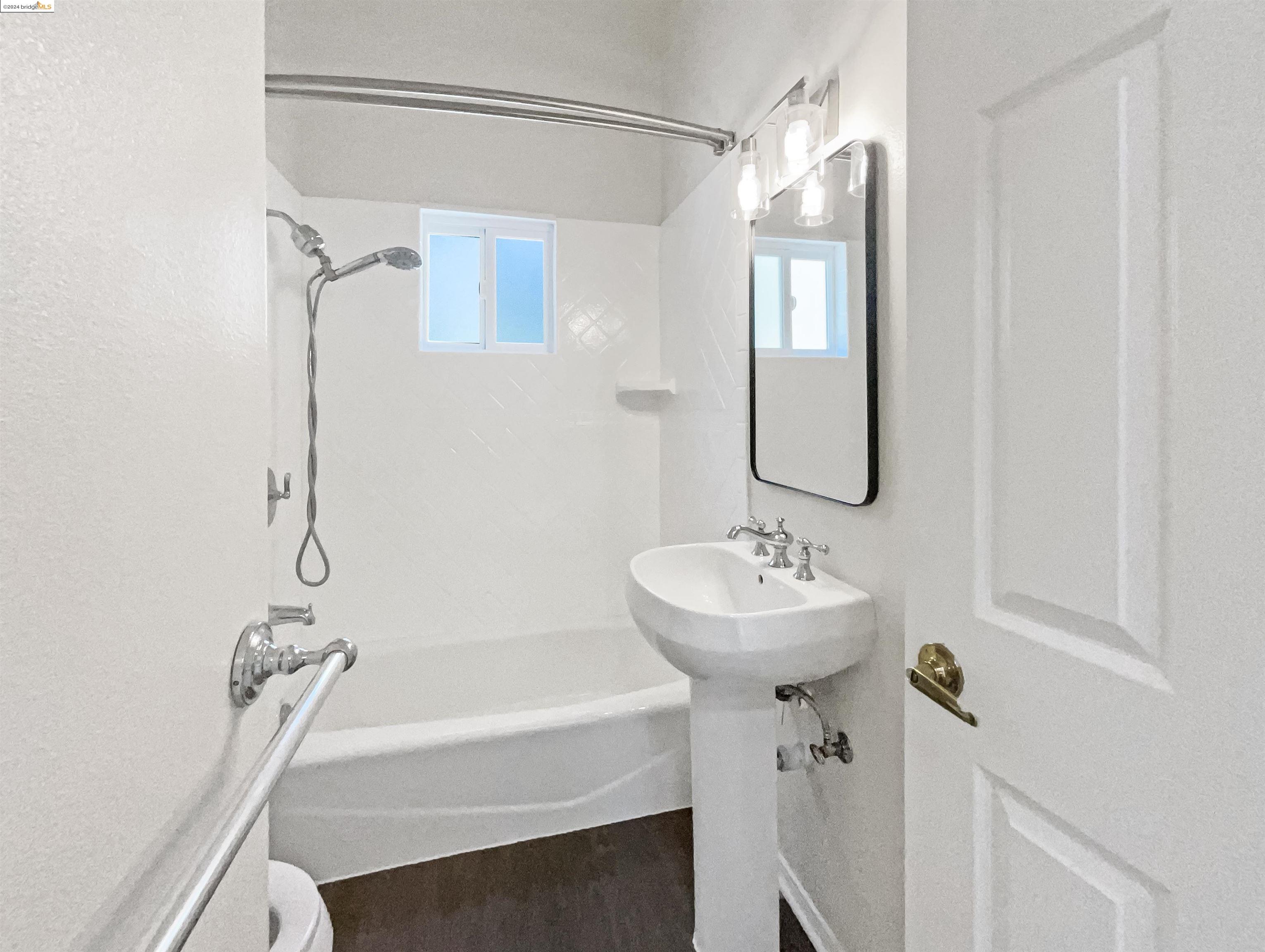 Detail Gallery Image 5 of 59 For 6336 Buena Ventura Ave, Oakland,  CA 94605 - 4 Beds | 2/1 Baths