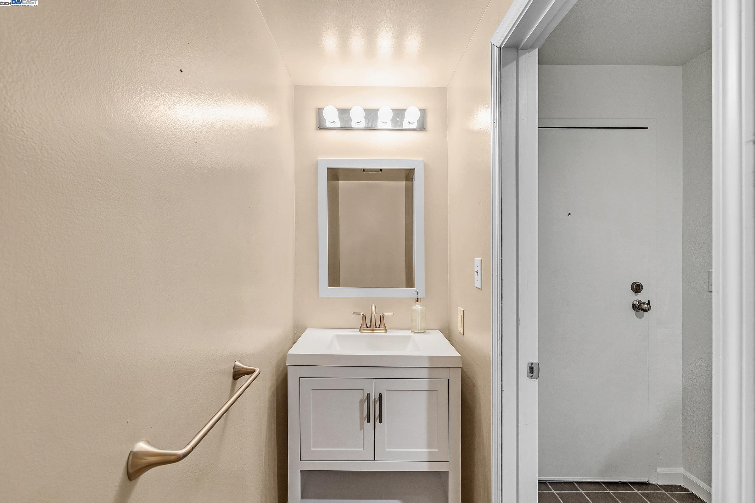 Detail Gallery Image 14 of 29 For 2917 Macarthur Blvd 2b,  Oakland,  CA 94602 - 1 Beds | 1/1 Baths