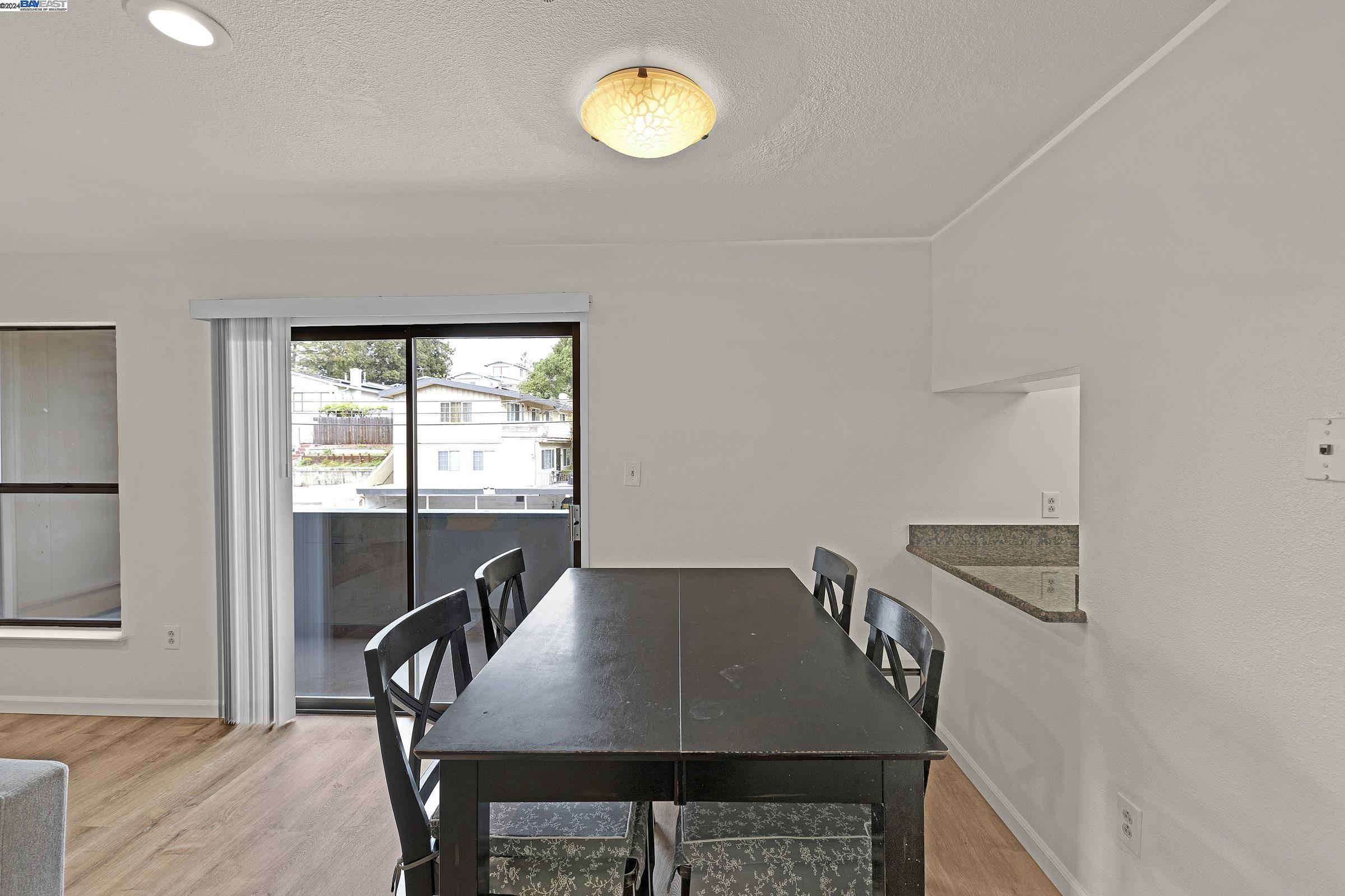 Detail Gallery Image 6 of 29 For 2917 Macarthur Blvd 2b,  Oakland,  CA 94602 - 1 Beds | 1/1 Baths