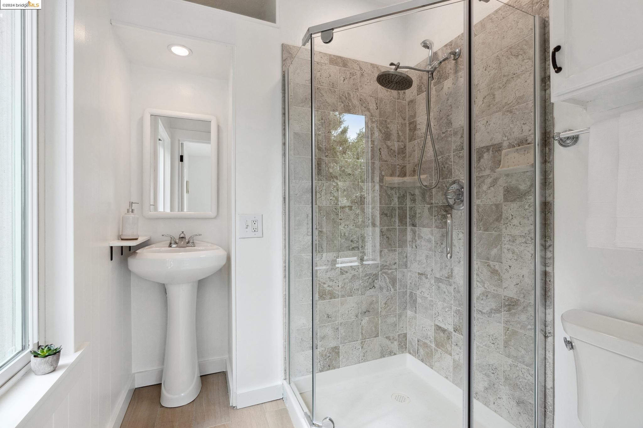 Detail Gallery Image 17 of 34 For 469 Jean Street a,  Oakland,  CA 94610 - 3 Beds | 2 Baths