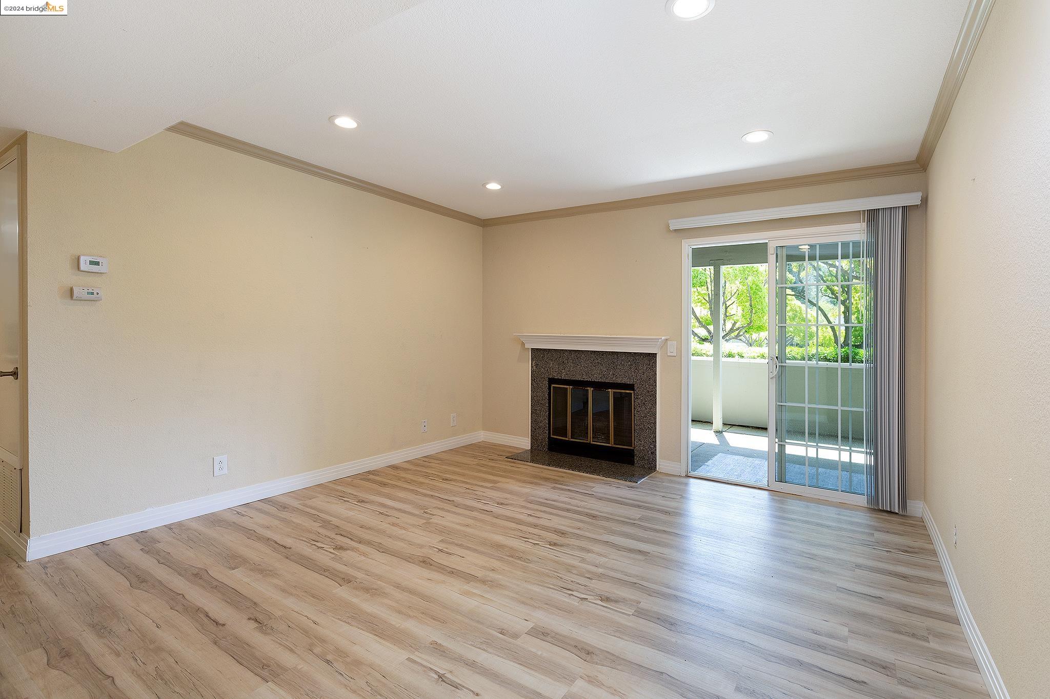 Detail Gallery Image 3 of 30 For 615 Canyon Oaks Dr #C,  Oakland,  CA 94605 - 2 Beds | 2 Baths
