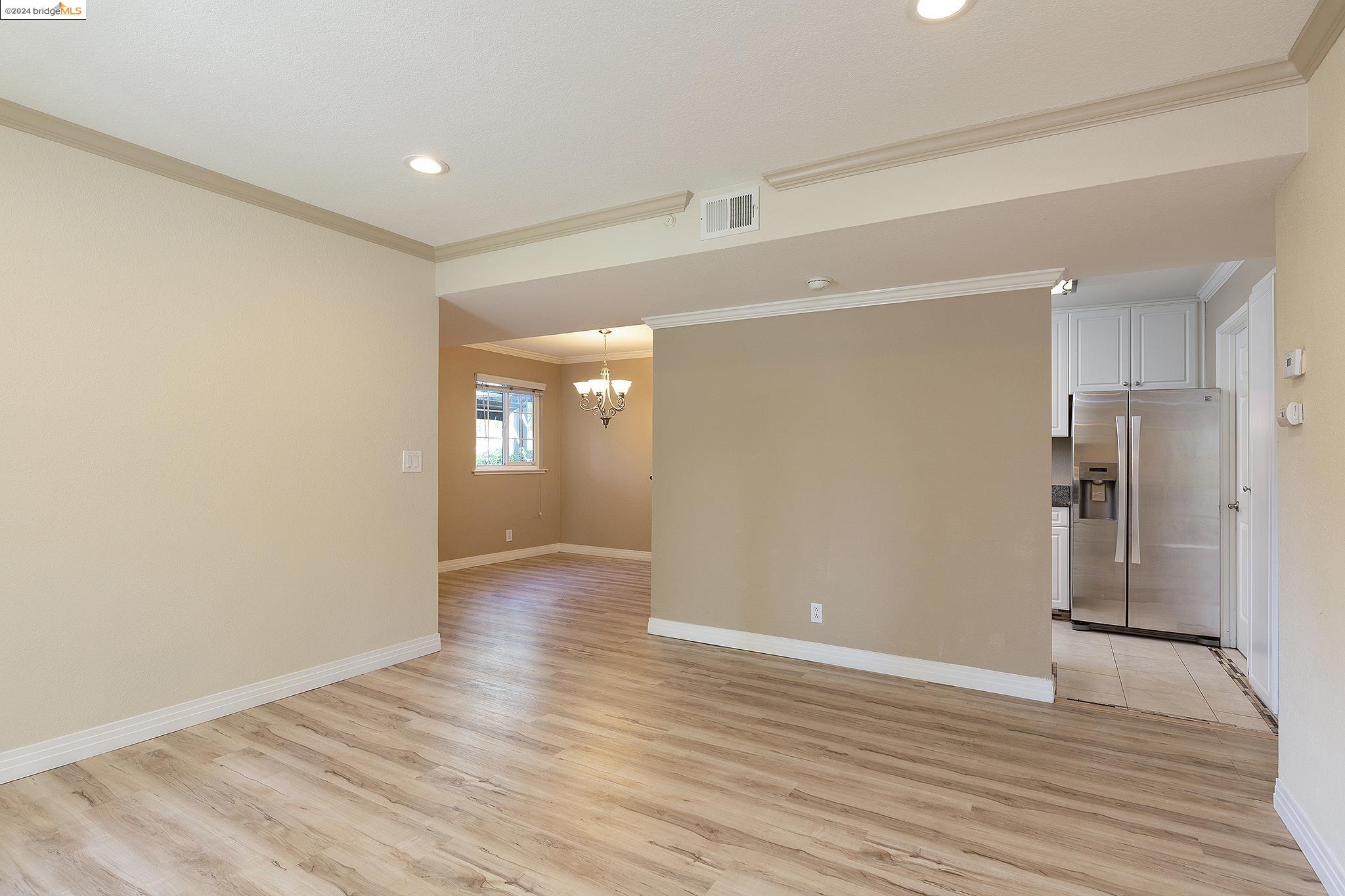 Detail Gallery Image 5 of 30 For 615 Canyon Oaks Dr #C,  Oakland,  CA 94605 - 2 Beds | 2 Baths