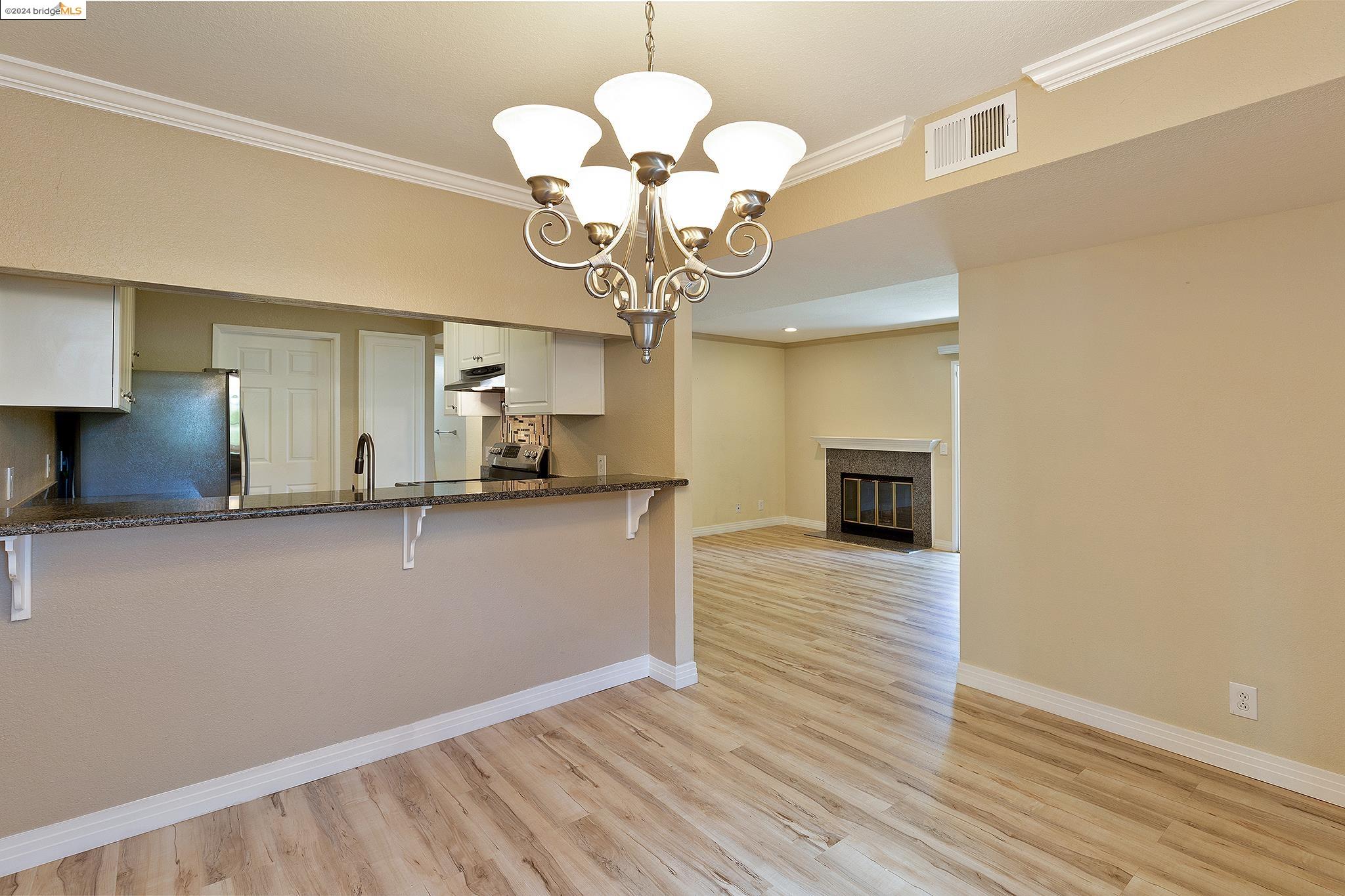 Detail Gallery Image 6 of 30 For 615 Canyon Oaks Dr #C,  Oakland,  CA 94605 - 2 Beds | 2 Baths