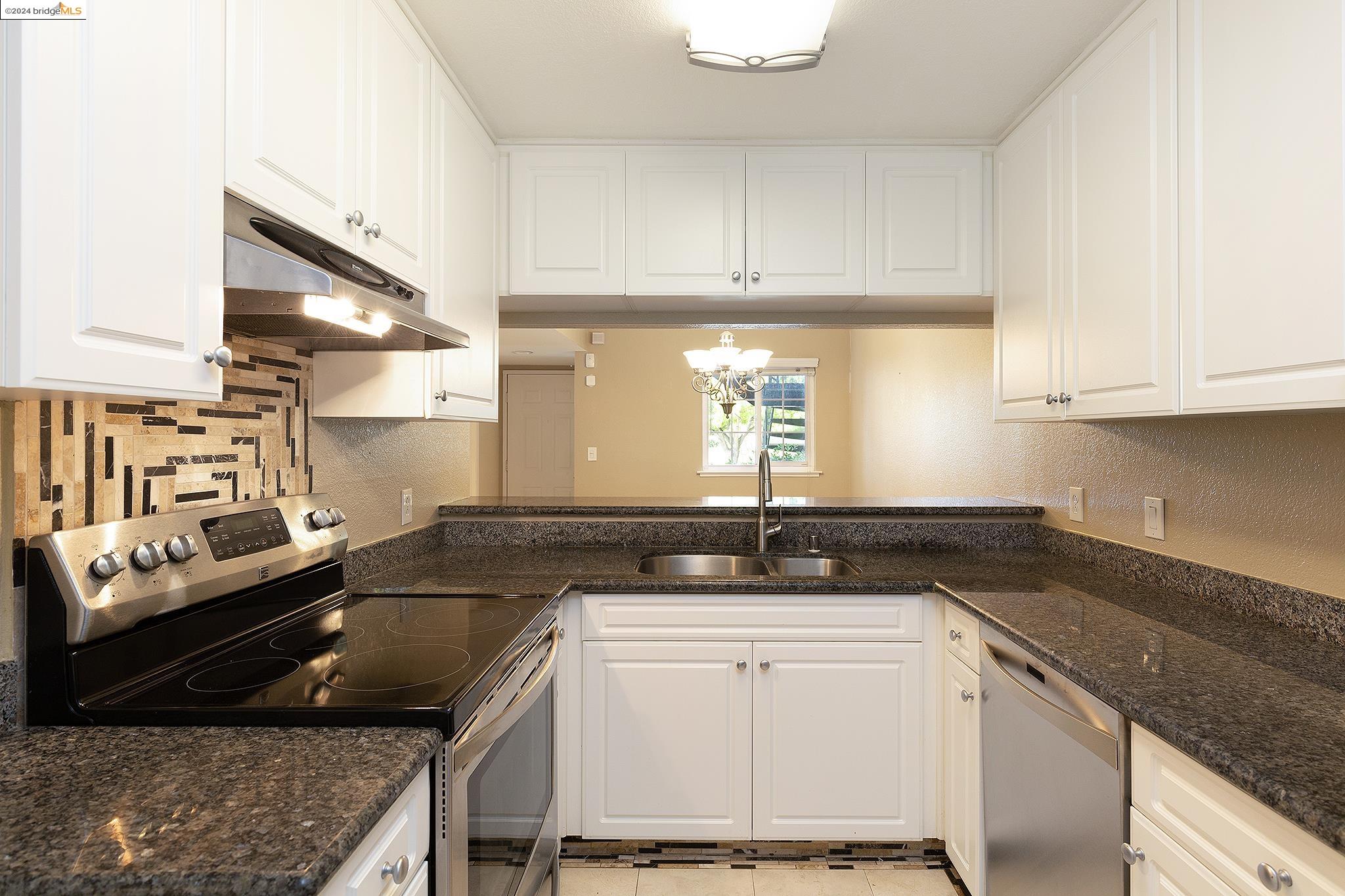 Detail Gallery Image 9 of 30 For 615 Canyon Oaks Dr #C,  Oakland,  CA 94605 - 2 Beds | 2 Baths