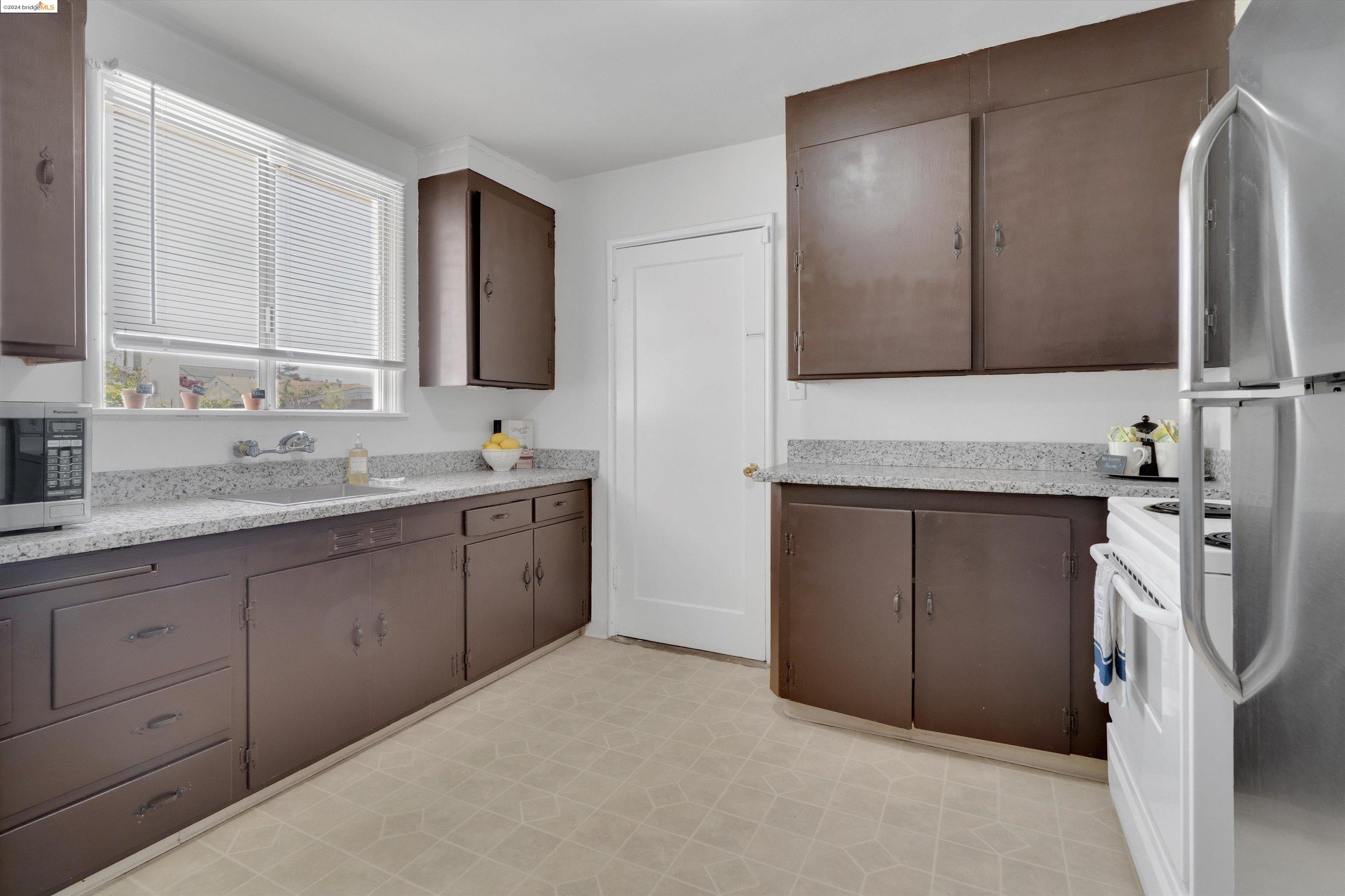 Detail Gallery Image 9 of 51 For 1448 Kelly Ave, San Leandro,  CA 94577 - 3 Beds | 2 Baths