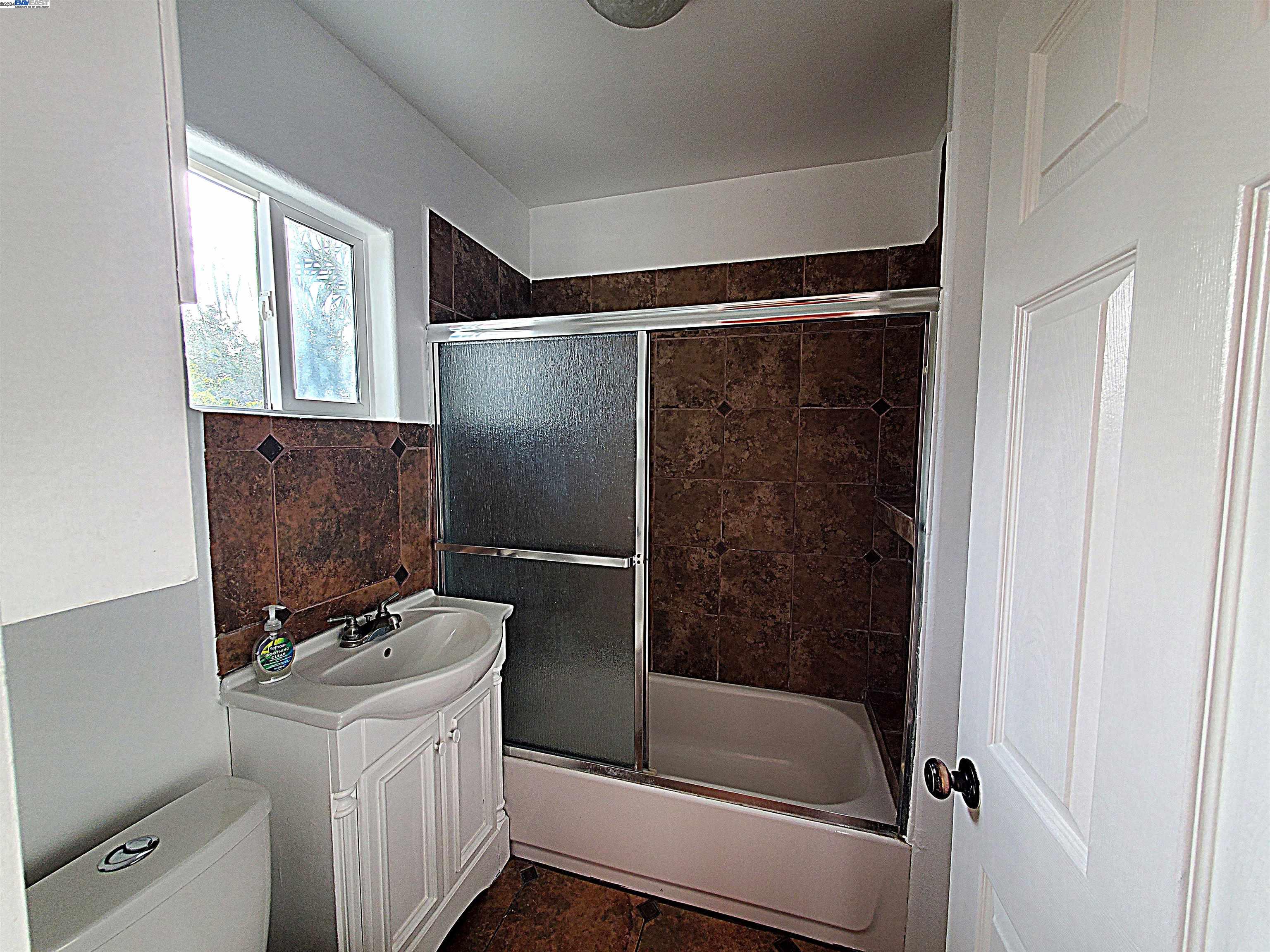 Detail Gallery Image 12 of 15 For 10301 Graffian St, Oakland,  CA 94603 - – Beds | – Baths