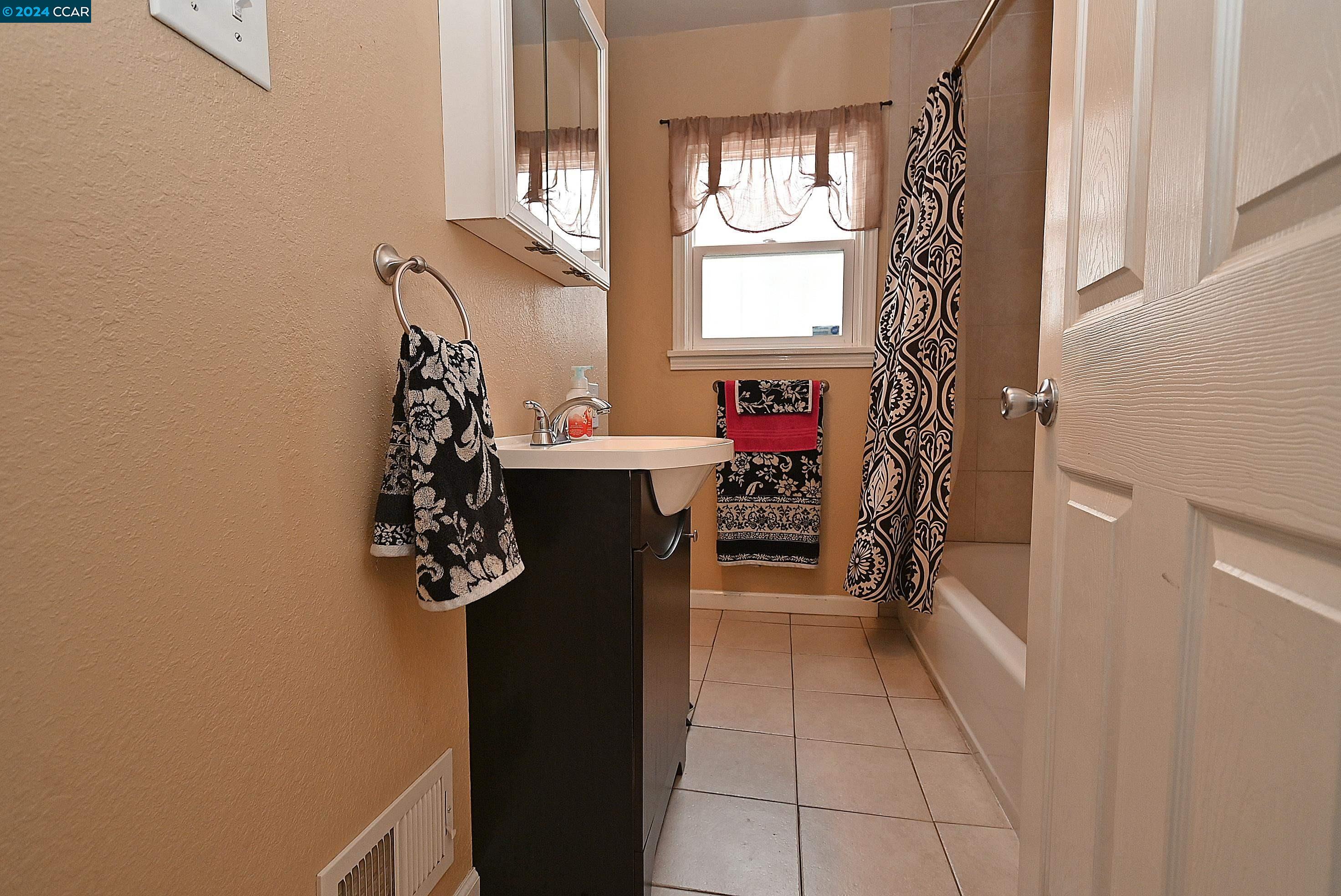 Detail Gallery Image 16 of 39 For 2532 83rd Ave, Oakland,  CA 94605 - 3 Beds | 1 Baths