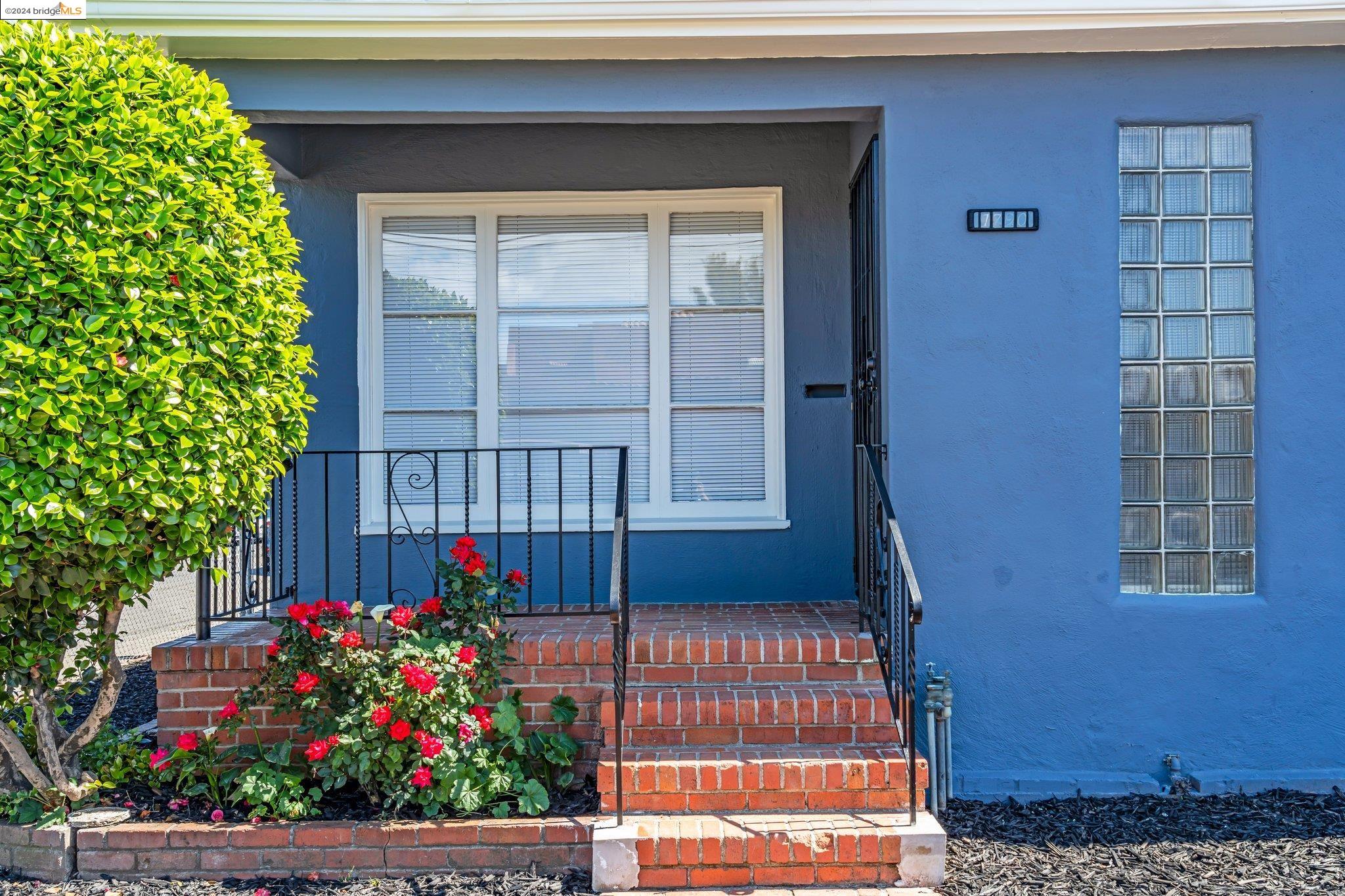 Detail Gallery Image 2 of 57 For 1790 Auseon Ave, Oakland,  CA 94621 - 3 Beds | 2 Baths