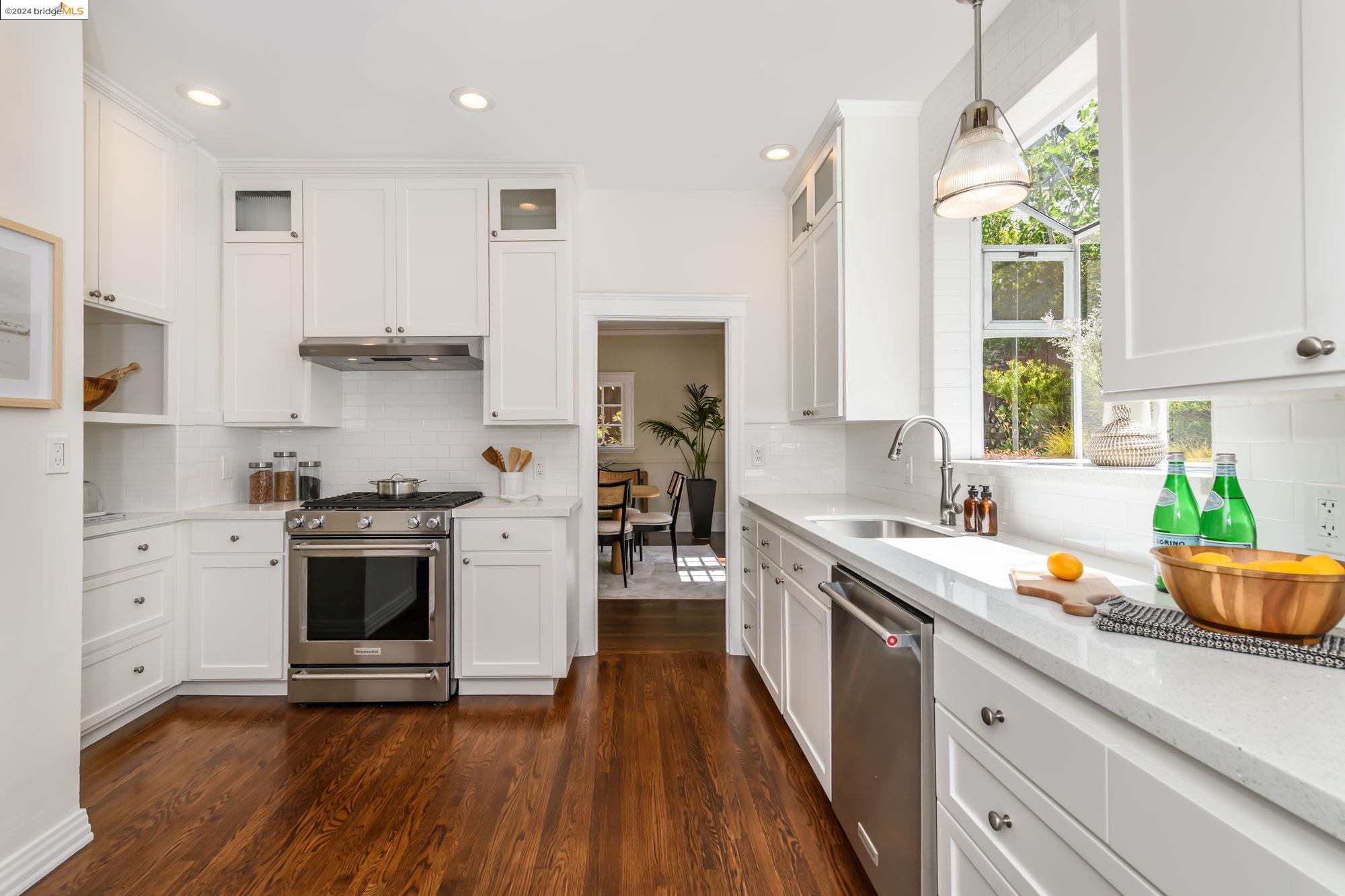 Detail Gallery Image 12 of 52 For 1021 Sunnyhills Rd, Oakland,  CA 94610 - 4 Beds | 2 Baths
