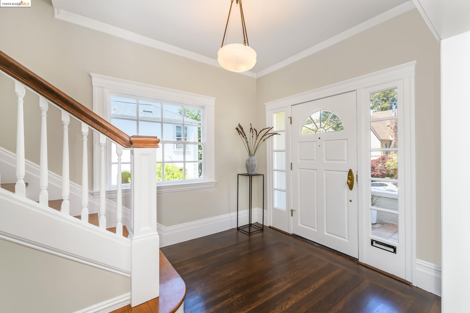 Detail Gallery Image 4 of 52 For 1021 Sunnyhills Rd, Oakland,  CA 94610 - 4 Beds | 2 Baths