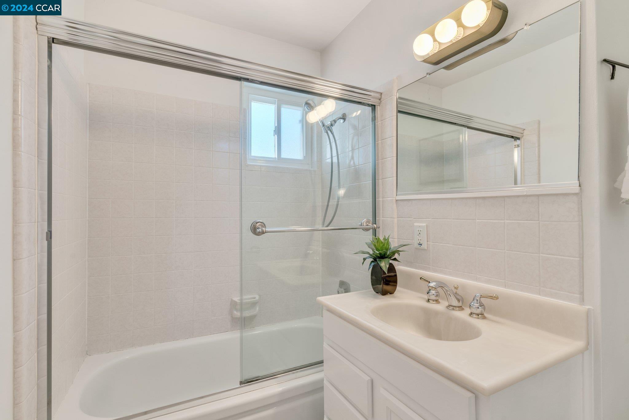 Detail Gallery Image 18 of 33 For 2 Croyden Ct, Pleasant Hill,  CA 94523 - 3 Beds | 2 Baths