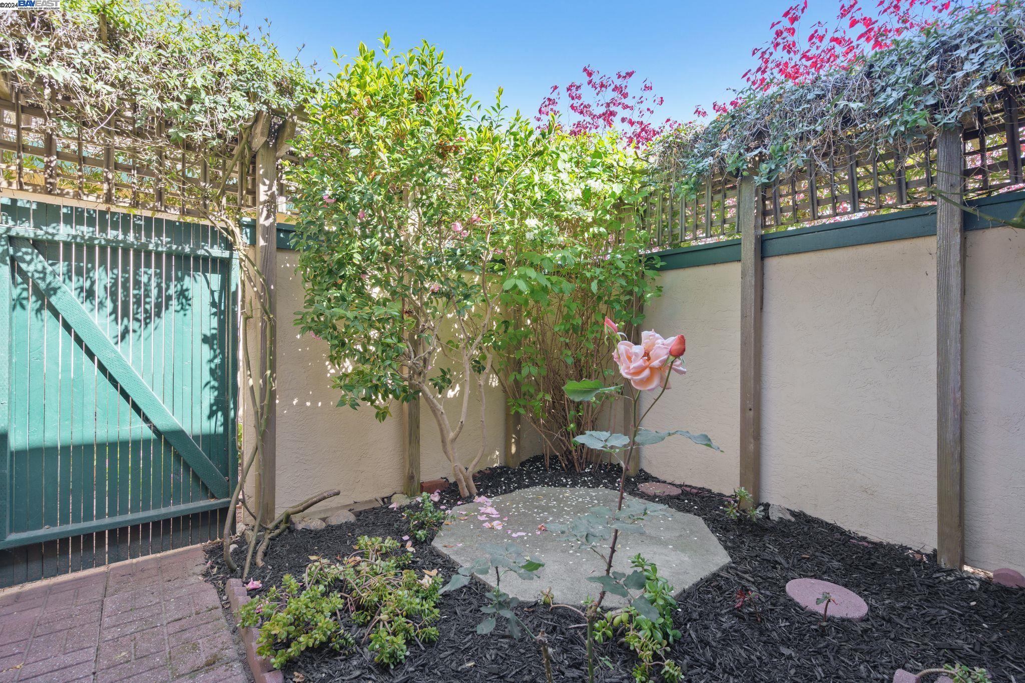 Detail Gallery Image 11 of 26 For 218 Ironwood Rd, Alameda,  CA 94502 - 2 Beds | 2 Baths