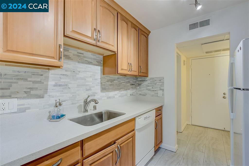 Detail Gallery Image 3 of 13 For 360 N Civic Dr. #206,  Walnut Creek,  CA 94596 - 1 Beds | 1 Baths