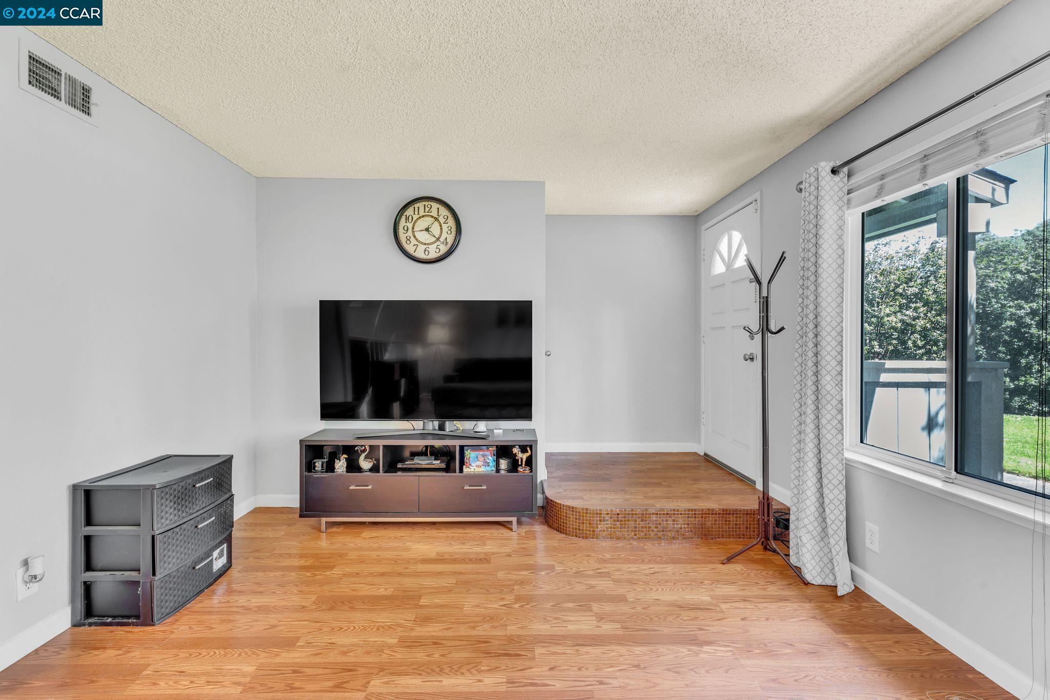 Detail Gallery Image 2 of 32 For 802 Bayside Ct, Novato,  CA 94947 - 3 Beds | 1/1 Baths
