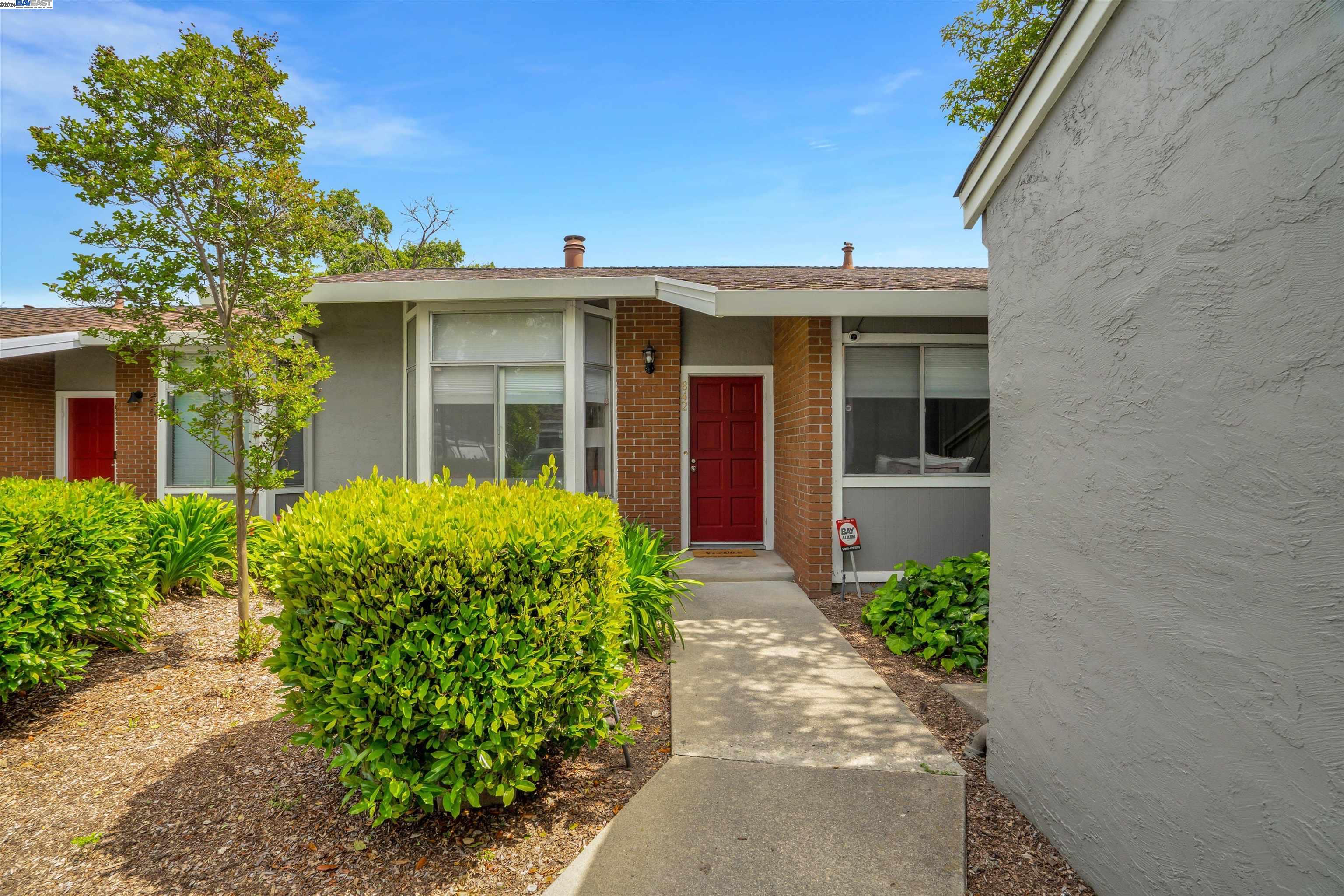 More Details about MLS # 41057886 : 842 ROYAL ANN LN