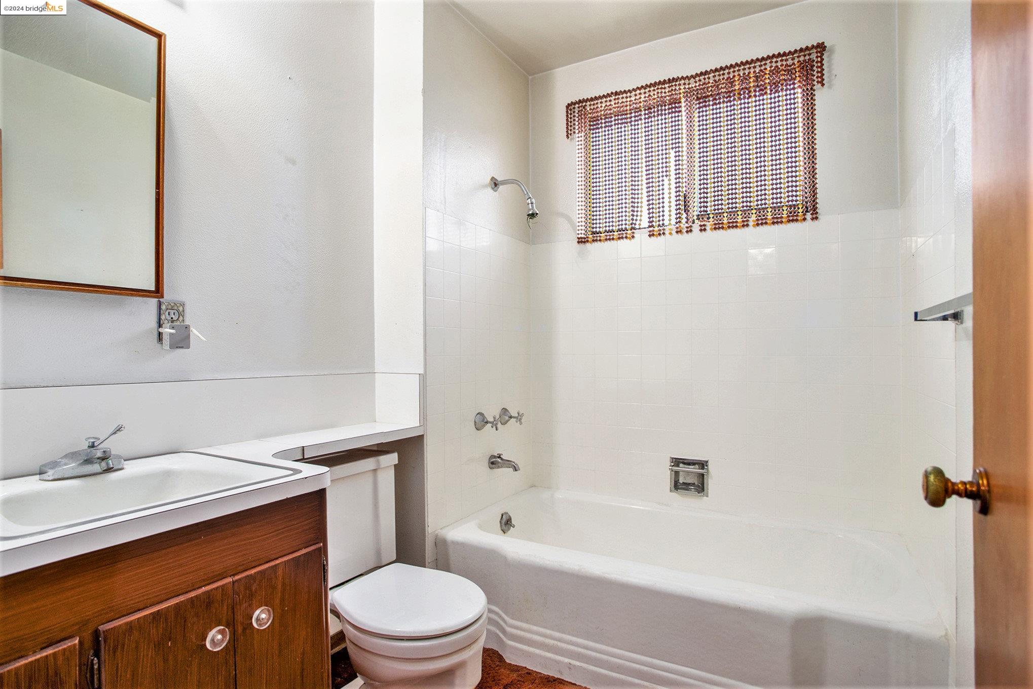 Detail Gallery Image 16 of 26 For 17445 via Frances, San Lorenzo,  CA 94580 - 3 Beds | 2 Baths