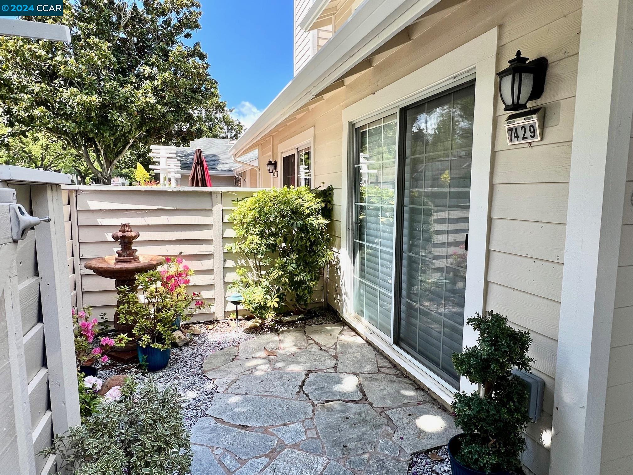 Detail Gallery Image 2 of 19 For 7429 Stonedale Dr, Pleasanton,  CA 94588-0 - 3 Beds | 2/1 Baths