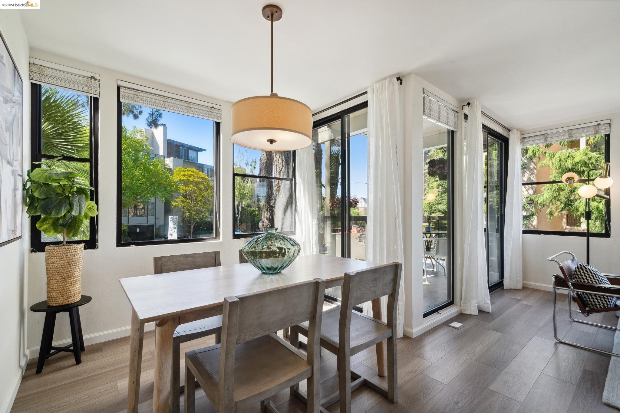 Detail Gallery Image 8 of 29 For 5400 Broadway Ter #101,  Oakland,  CA 94618 - 2 Beds | 2 Baths