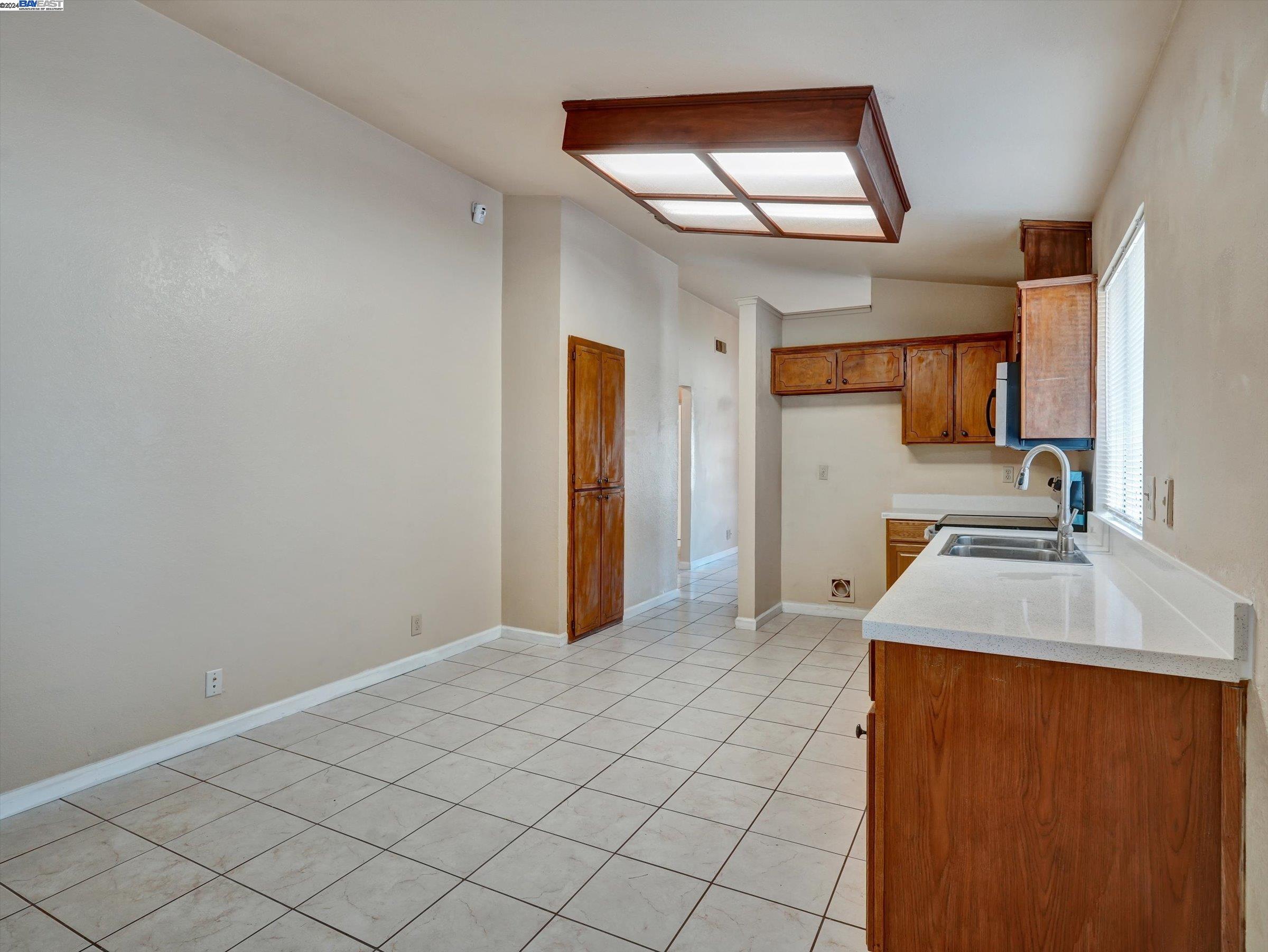 Detail Gallery Image 12 of 39 For 255 Hawthorne Dr, Tracy,  CA 95376 - 4 Beds | 2 Baths