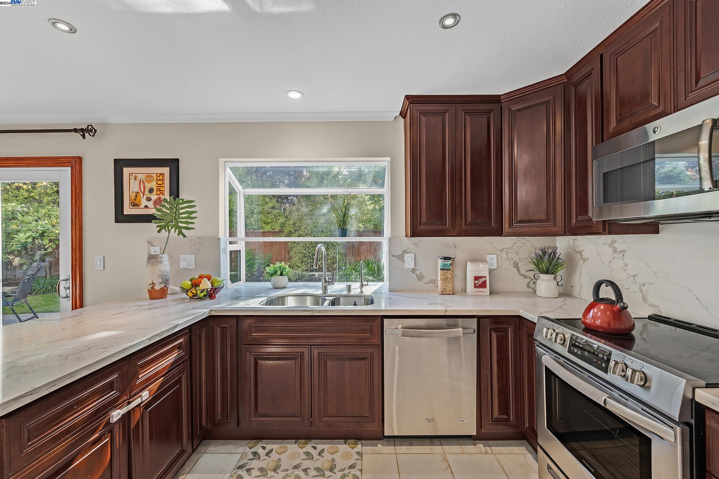 Detail Gallery Image 9 of 45 For 3802 Kamp Dr, Pleasanton,  CA 94588 - 3 Beds | 2/1 Baths