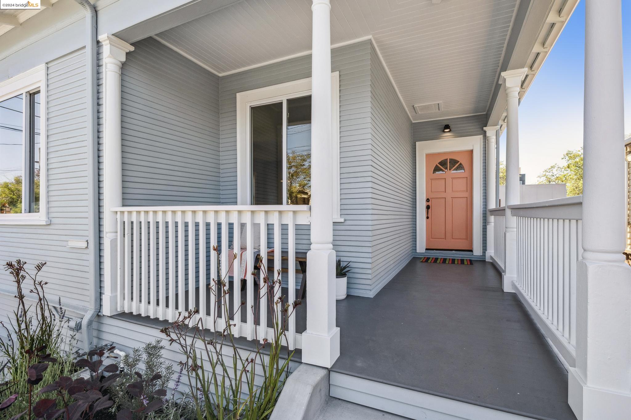 Detail Gallery Image 3 of 47 For 2714 Wallace St, Berkeley,  CA 94702 - 3 Beds | 2 Baths