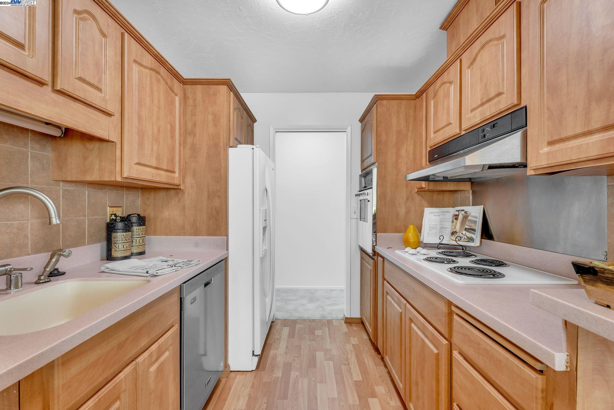 Detail Gallery Image 9 of 22 For 398 Adams St #204,  Oakland,  CA 94610 - 1 Beds | 1 Baths