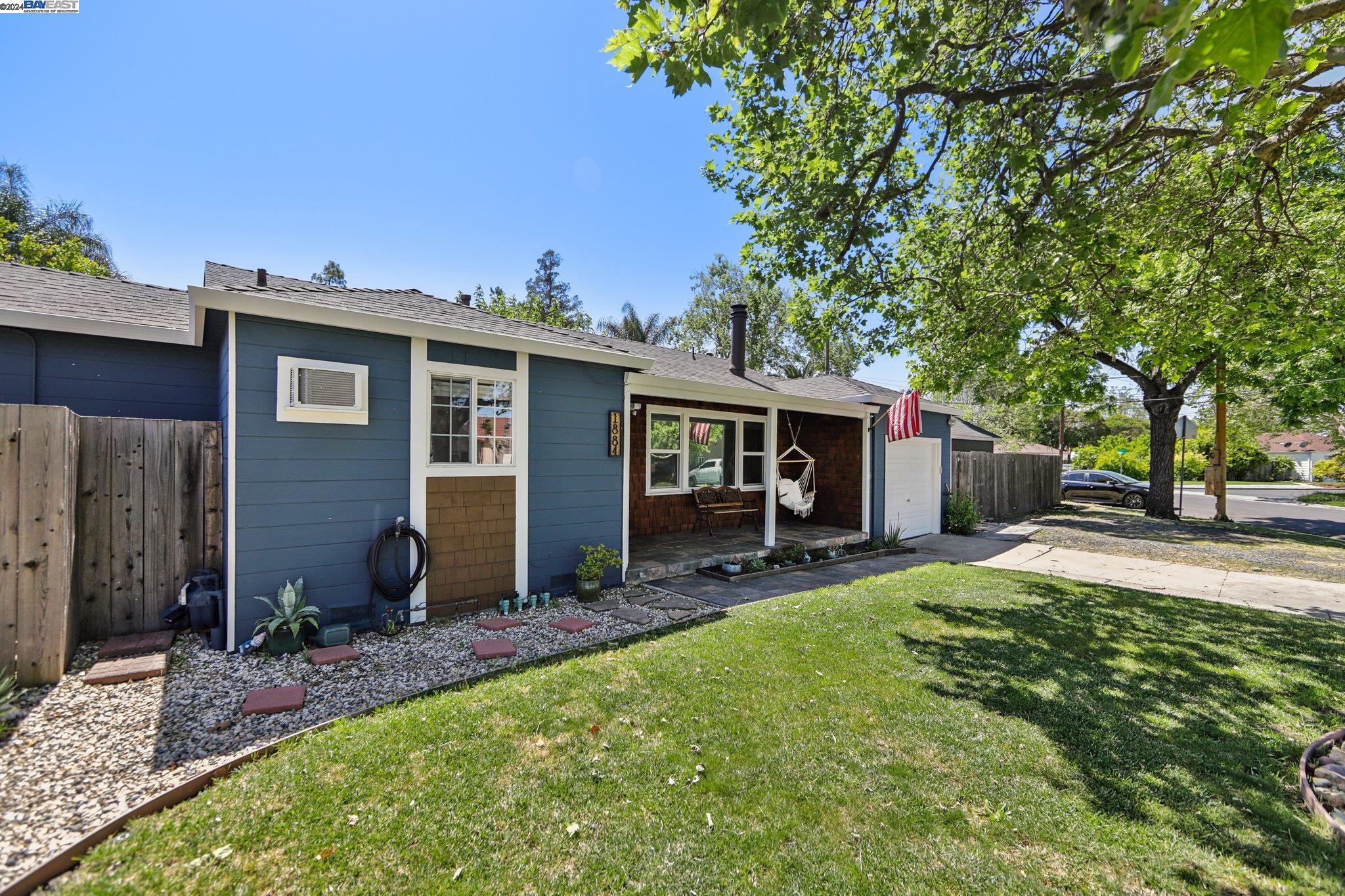 Detail Gallery Image 4 of 44 For 1884 Carlotta Dr, Concord,  CA 94519 - 3 Beds | 2 Baths