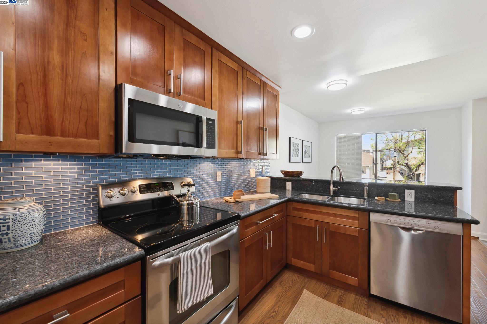 Detail Gallery Image 19 of 42 For 1810 Central Ave #205,  Alameda,  CA 94501 - 2 Beds | 2 Baths