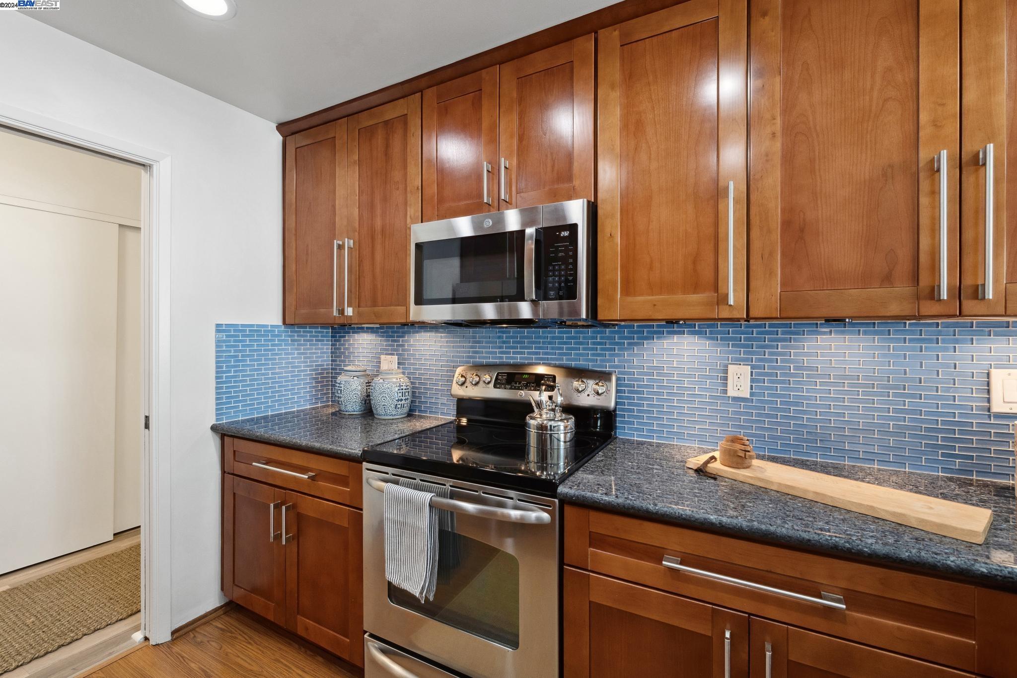 Detail Gallery Image 20 of 42 For 1810 Central Ave #205,  Alameda,  CA 94501 - 2 Beds | 2 Baths