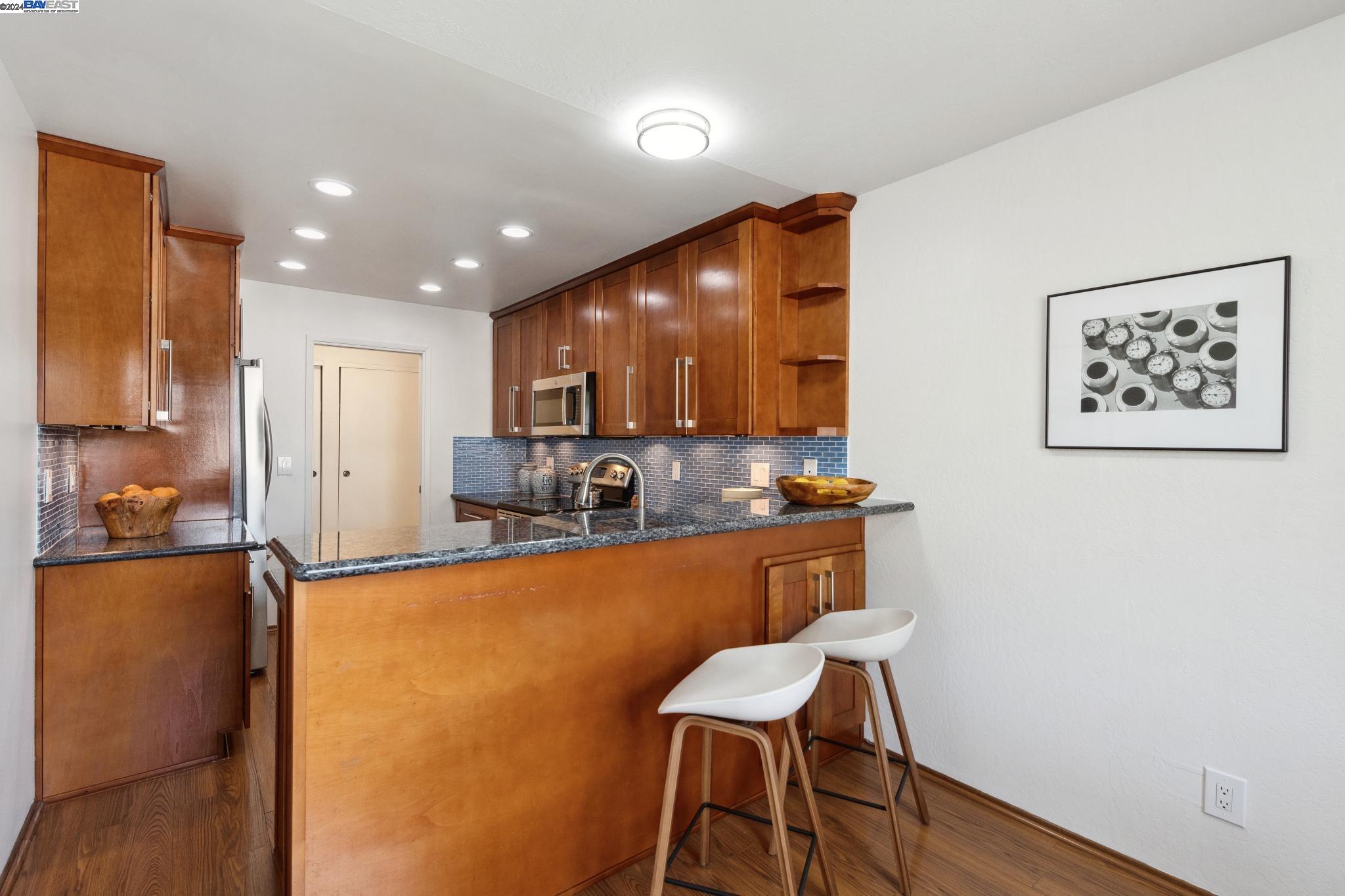 Detail Gallery Image 23 of 42 For 1810 Central Ave #205,  Alameda,  CA 94501 - 2 Beds | 2 Baths