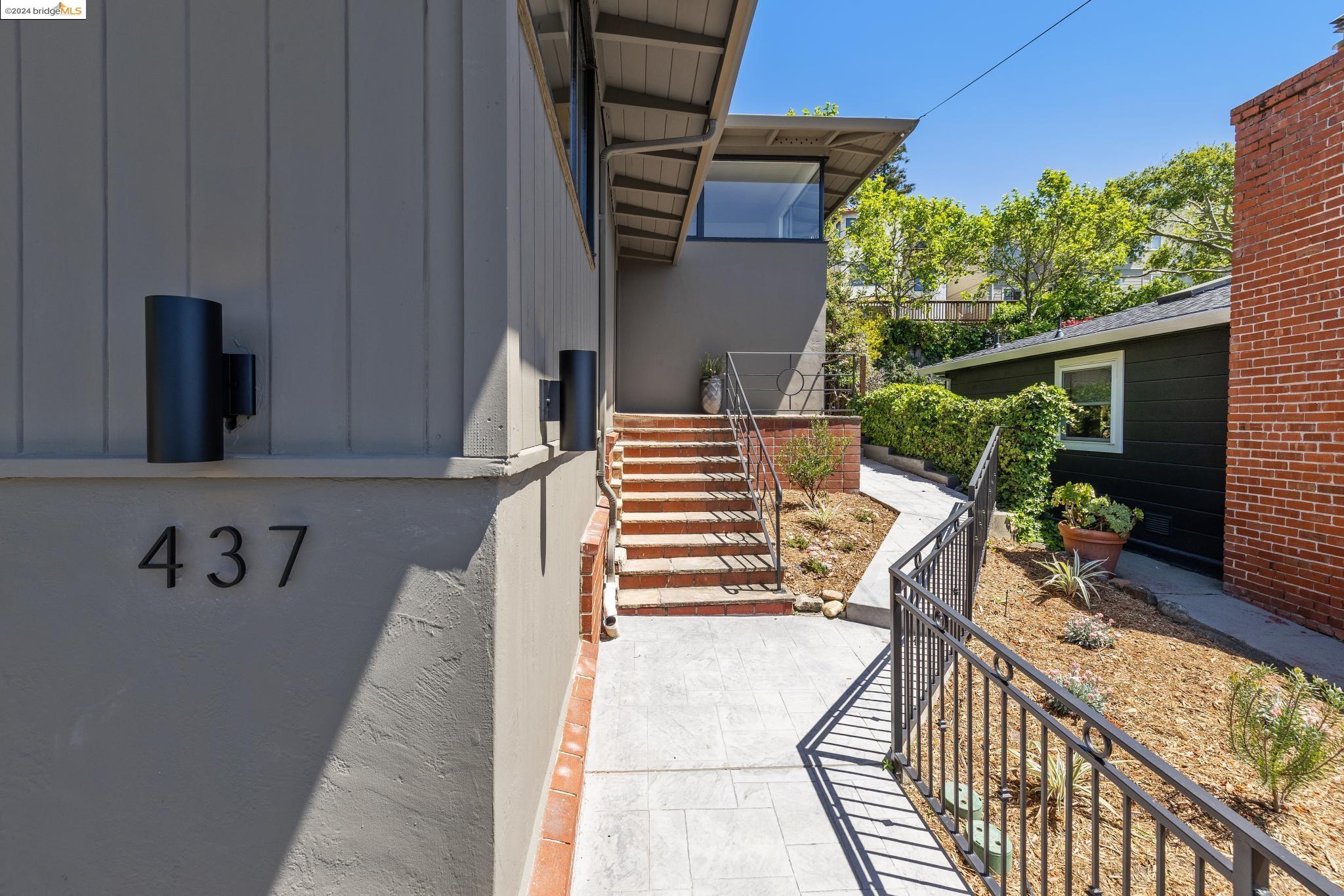 Detail Gallery Image 3 of 36 For 437 Michigan Ave, Berkeley,  CA 94707 - 3 Beds | 2/1 Baths