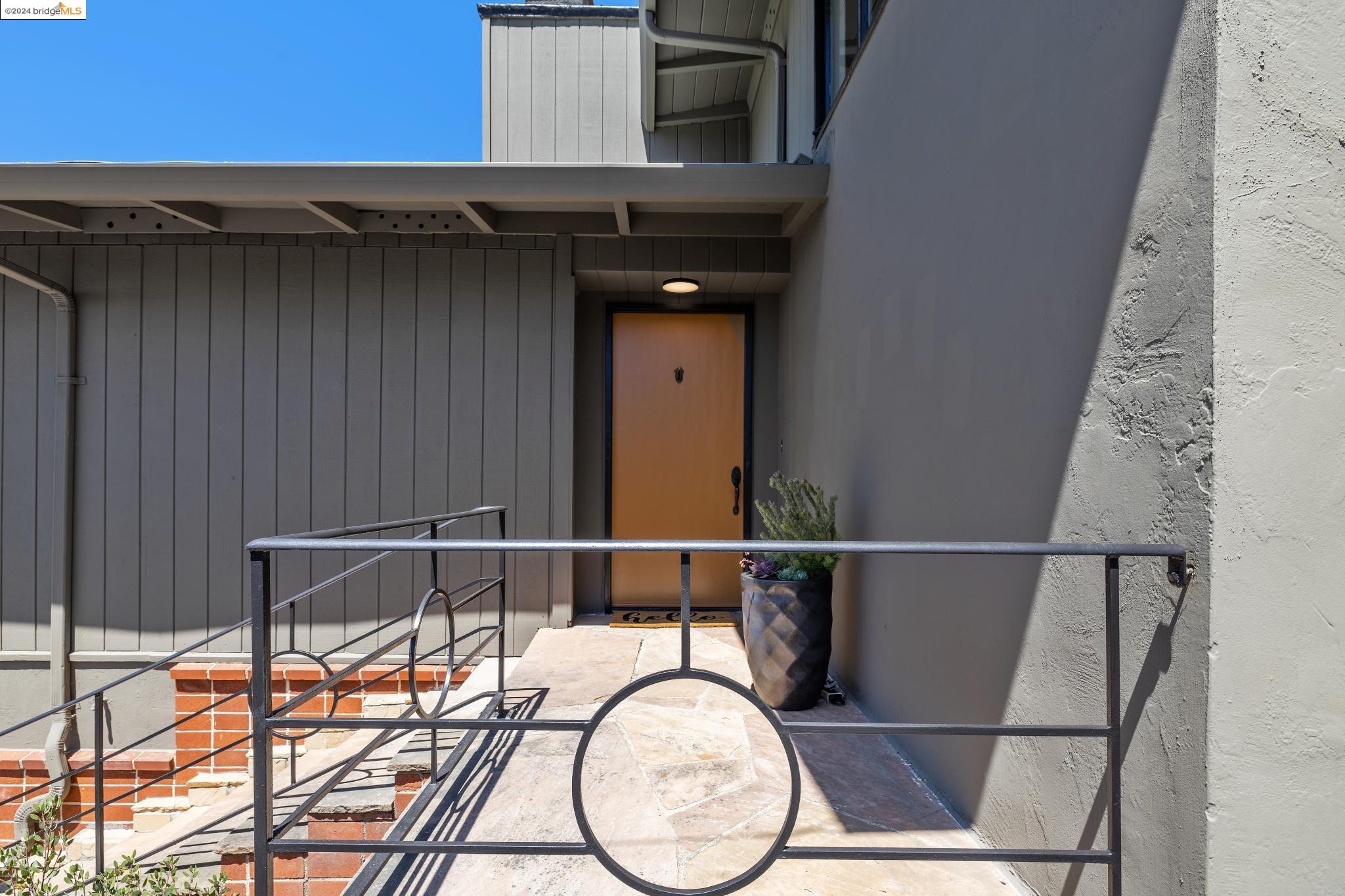 Detail Gallery Image 4 of 36 For 437 Michigan Ave, Berkeley,  CA 94707 - 3 Beds | 2/1 Baths