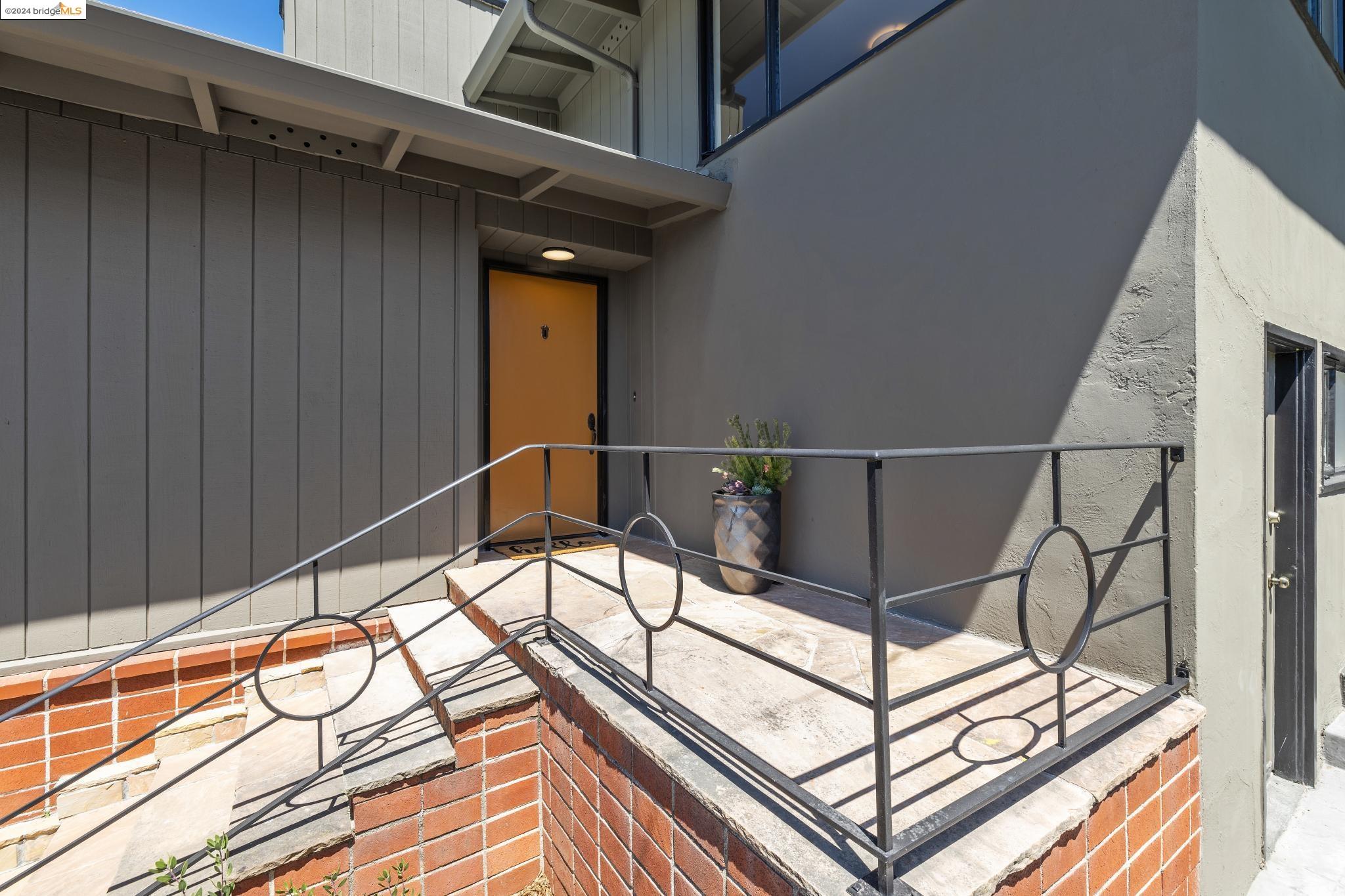 Detail Gallery Image 5 of 36 For 437 Michigan Ave, Berkeley,  CA 94707 - 3 Beds | 2/1 Baths