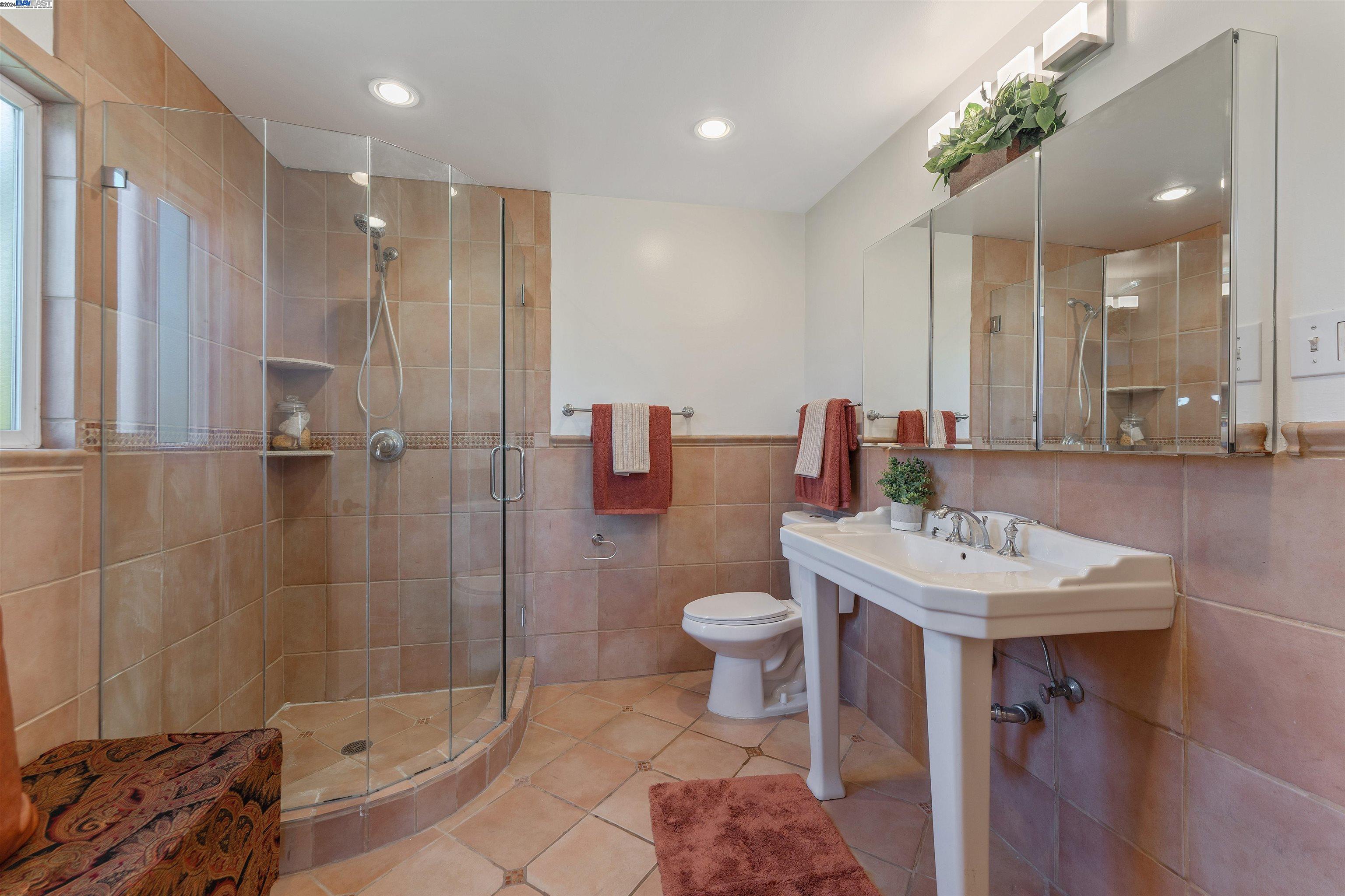 Detail Gallery Image 24 of 35 For 11165 Lochard St, Oakland,  CA 94605 - 4 Beds | 2 Baths