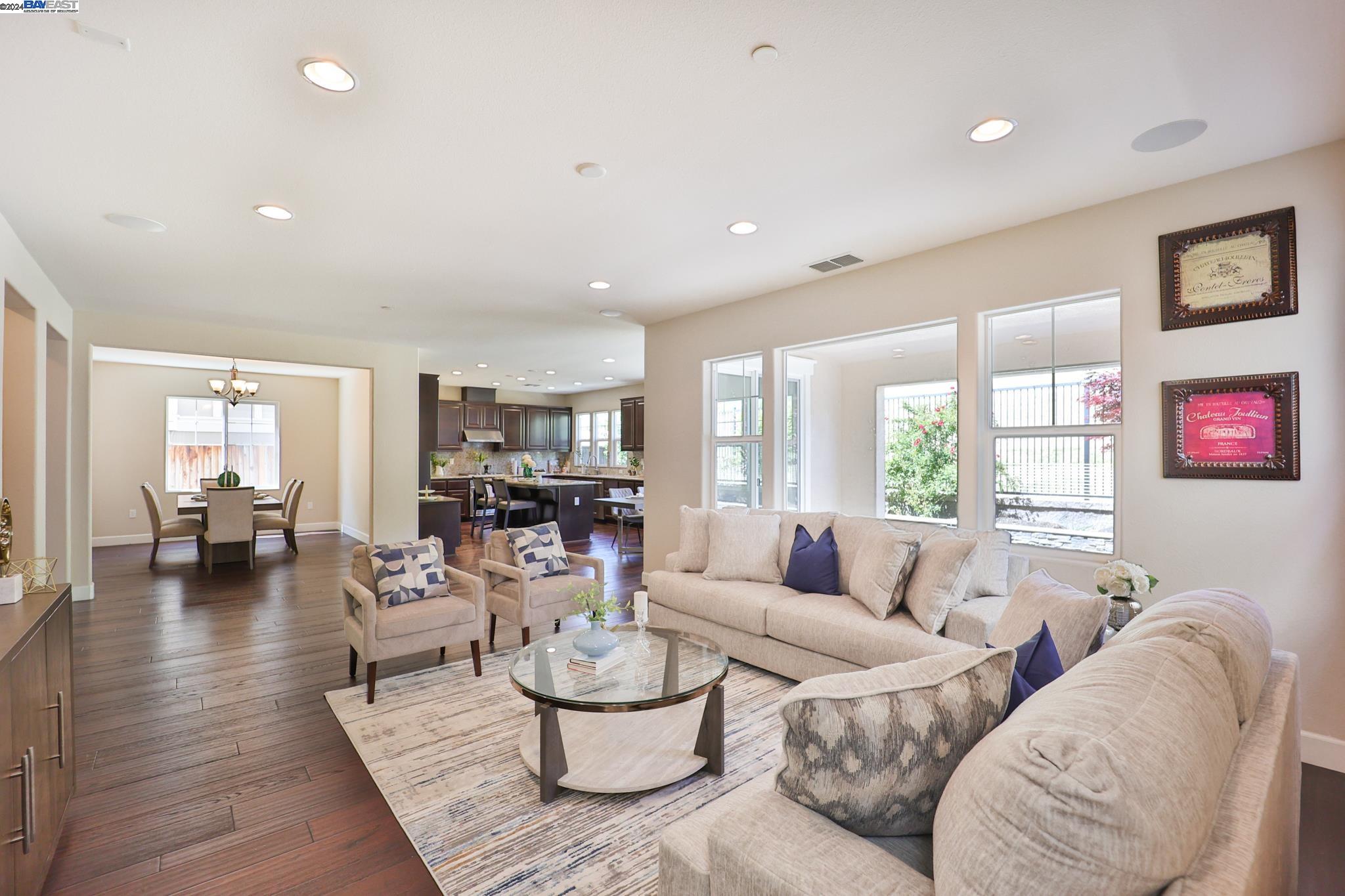 Detail Gallery Image 11 of 53 For 6913 Syrah Dr, Dublin,  CA 94568 - 5 Beds | 3 Baths