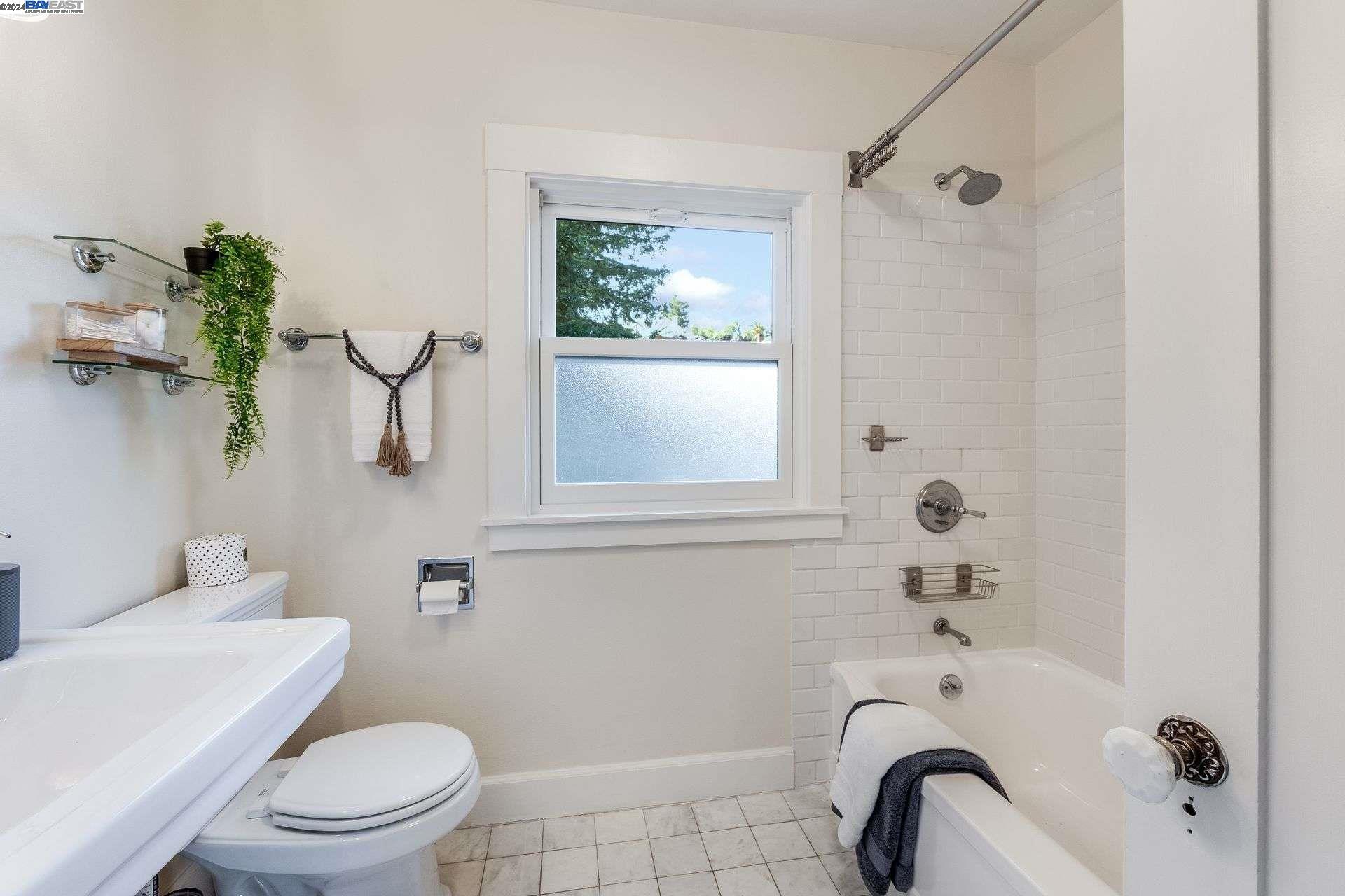 Detail Gallery Image 37 of 60 For 573 Kenmore Ave, Oakland,  CA 94610 - 3 Beds | 2/1 Baths