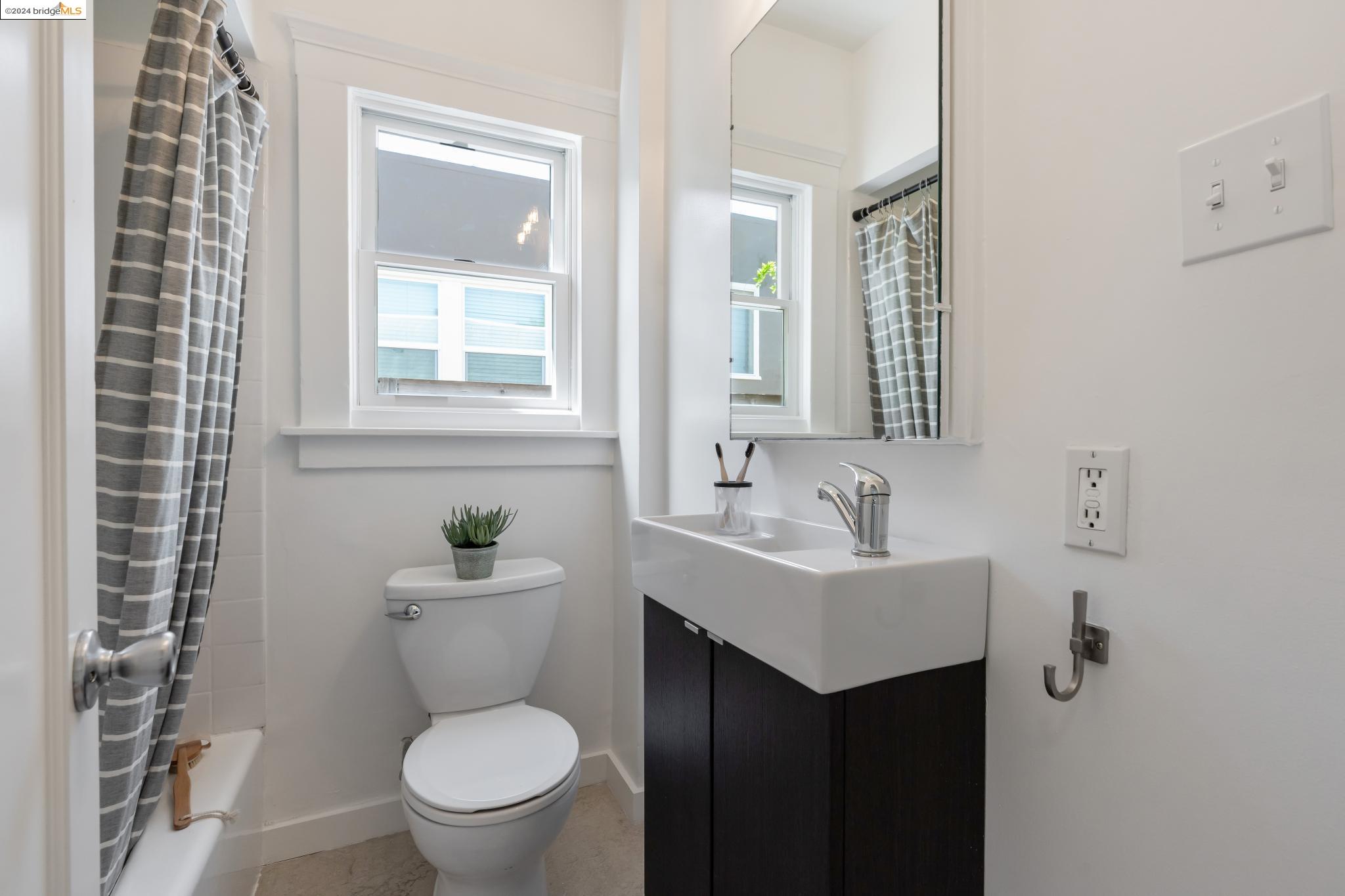 Detail Gallery Image 25 of 42 For 3069 California St, Oakland,  CA 94602-3907 - 2 Beds | 2 Baths