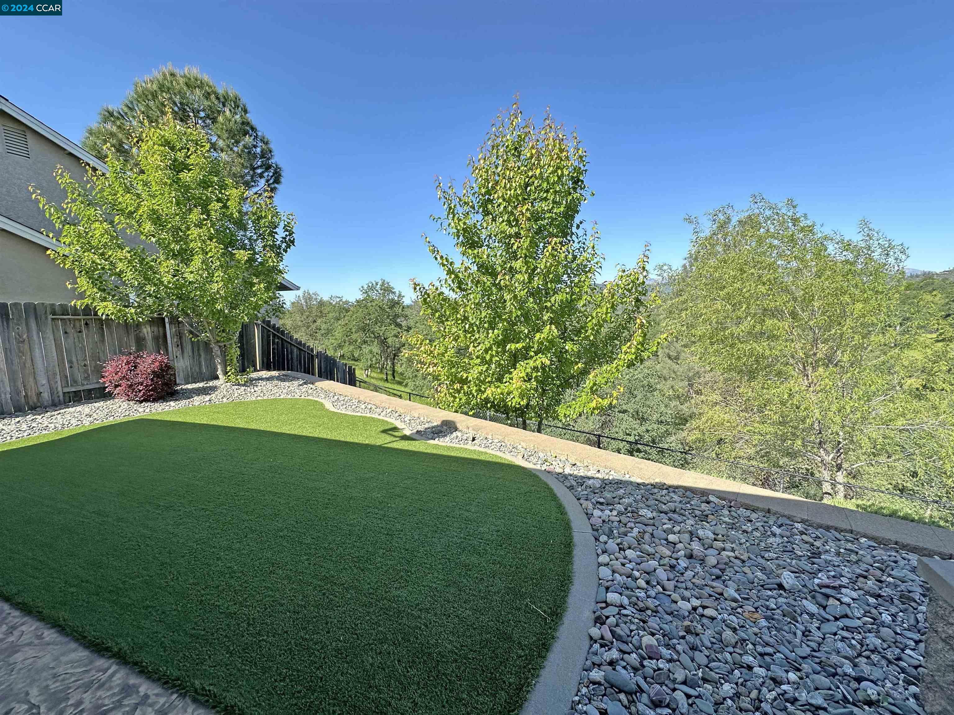 Detail Gallery Image 2 of 7 For 6642 Resting Fawn Ct, Redding,  CA 96001 - 3 Beds | 2 Baths
