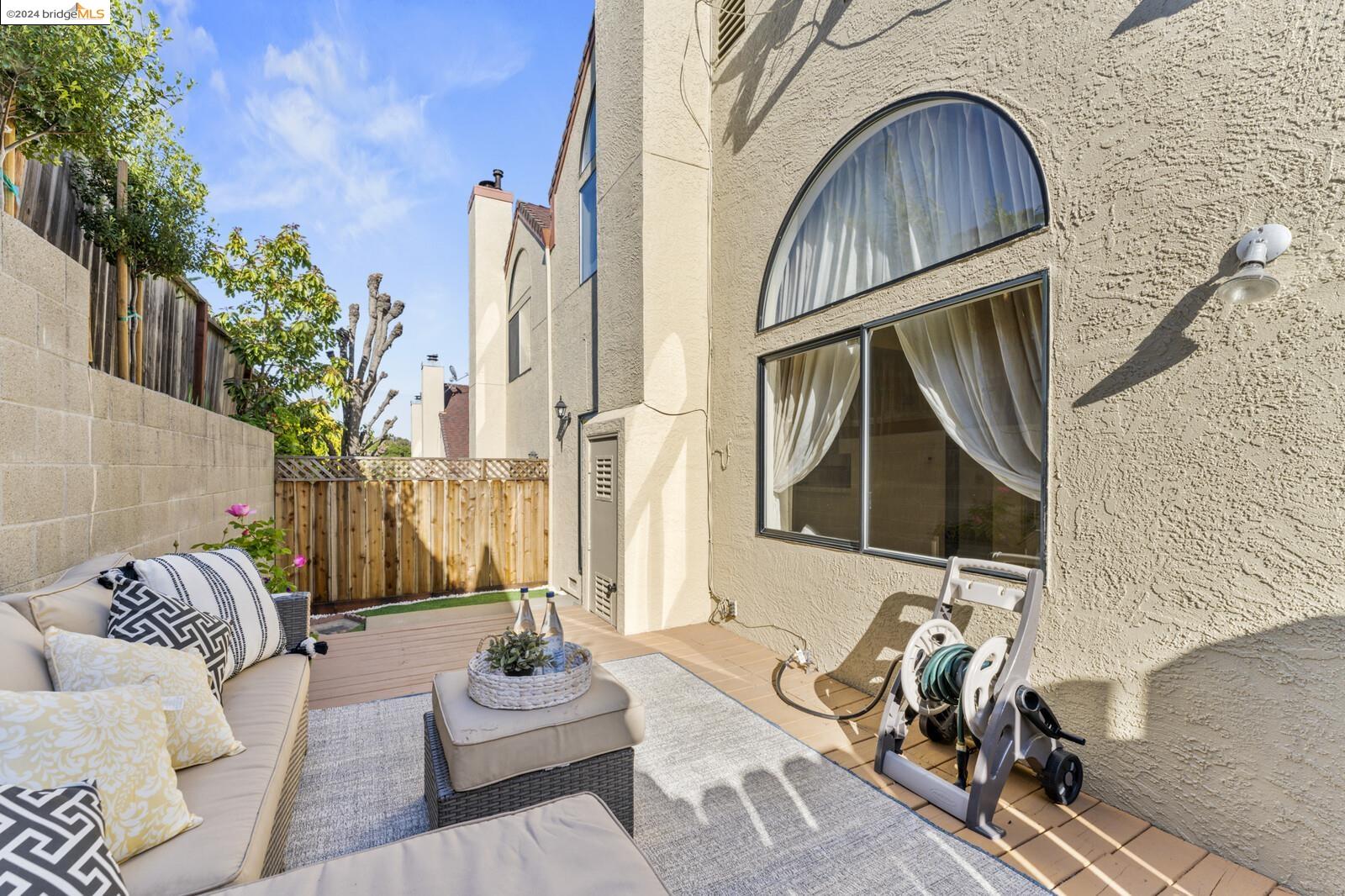 Detail Gallery Image 4 of 54 For 903 Appian Knoll Ct, El Sobrante,  CA 94803 - 3 Beds | 2/1 Baths