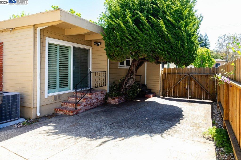 Detail Gallery Image 28 of 37 For 324 Marlow Dr, Oakland,  CA 94605 - 3 Beds | 2/1 Baths