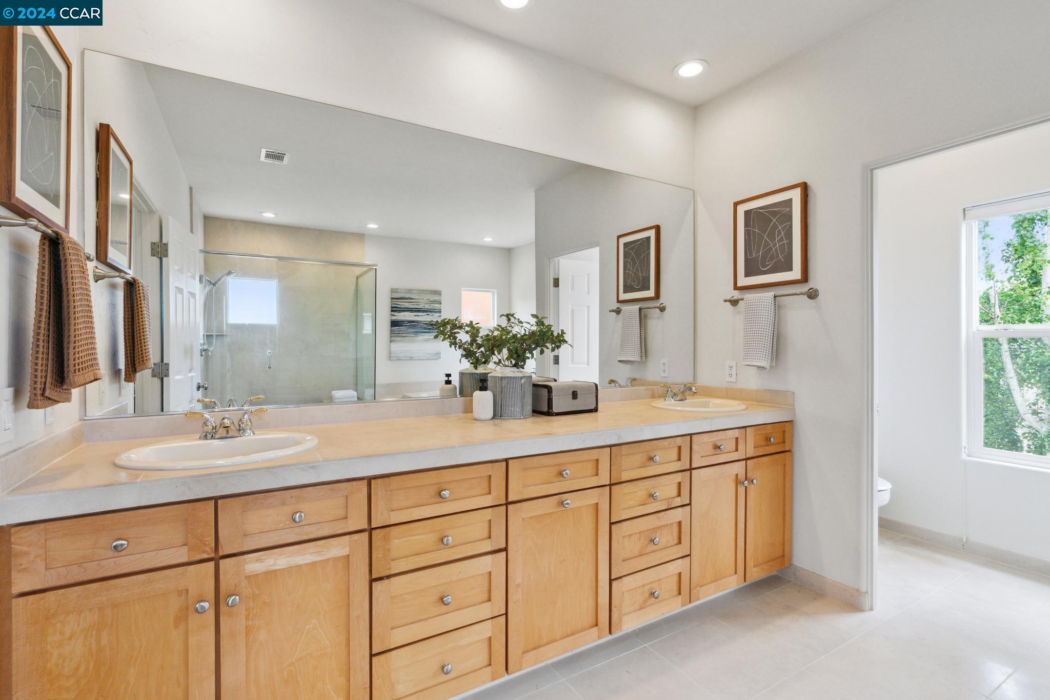 Detail Gallery Image 32 of 49 For 11 Bay Forest Pl, Oakland,  CA 94611 - 4 Beds | 2/1 Baths