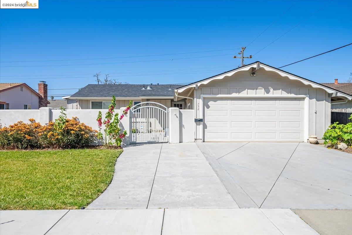 Detail Gallery Image 6 of 60 For 752 W Acacia St, Salinas,  CA 93901 - 3 Beds | 2 Baths